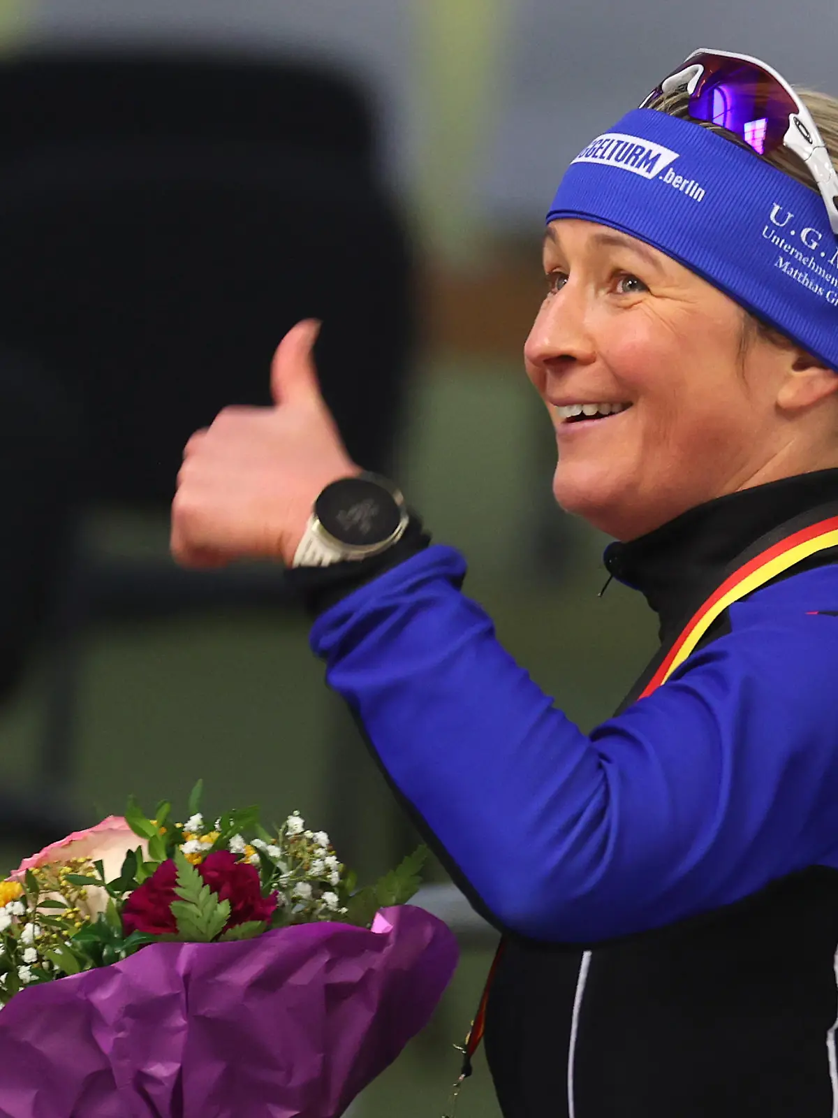 Eisschnelllauf Deutsche Meisterschaft, Entscheidung, 5000 Meter Frauen. Claudia Pechstein hebt nach der Siegerehrung den Daumen.