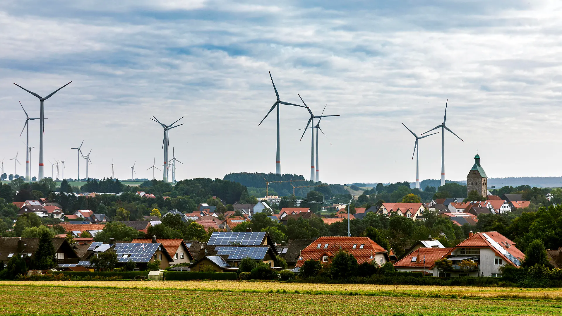 Fotovoltaik / Solaranlage auf Hausdach - Symbolbilder Windpark Lichtenau Westfalen *** Wind farm Lichtenau Westphalia