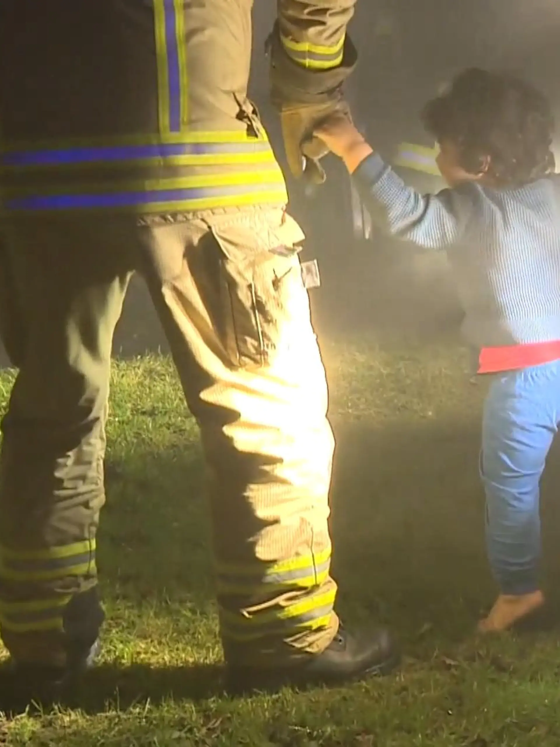 Ein Kind steht auf einem Balkon, wartet auf die Rettung aus der Feuerhölle. Im Keller des Mehrfamilienhauses in Delmenhorst (Niedersachsen) brennt es lichterloh – wie auch zeitgleich in zwei weiteren Gebäuden. Die Polizei geht davon aus, dass ein Brandstifter am Montagabend die Feuer im Stadtteil Düsternort gelegt hat.