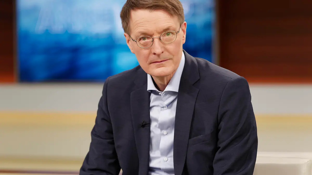 Karl Lauterbach bei Anne Will 2021-12-12, Deutschland, Berlin - Karl Lauterbach SPD, Bundesgesundheitsminister, zu Gast bei Anne Will im Ersten. Thema des Politiktalks in der ARD: Neue Regierung, alte Krisen - kann da der versprochene Aufbruch gelingen *** Karl Lauterbach at Anne Will 2021 12 12, Germany, Berlin Karl Lauterbach SPD , Federal Minister of Health, as a guest at Anne Will in the First Topic of the political talk in the ARD New government, old crises can there succeed the promised departure