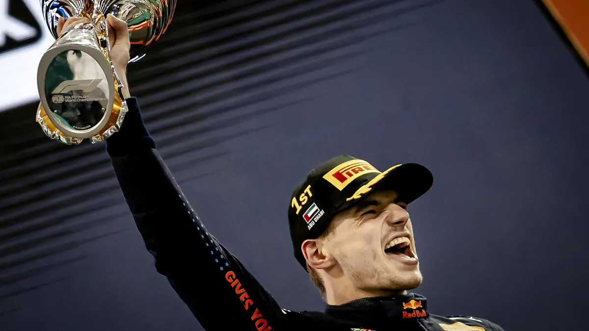  ABU DHABI - Red Bull Racing s Max Verstappen on the podium after winning the Formula 1 World Championship, WM, Weltmeisterschaft after the Abu Dhabi Grand Prix at Yas Marina Circuit on December 12, 2021 in Abu Dhabi, United Arab Emirates. REMKO DE WAAL F1 Grand Prix 2021 xVIxANPxSportx/xxANPxIVx *** ABU DHABI Red Bull Racing s Max Verstappen on the podium after winning the Formula 1 World Championship after the Abu Dhabi Grand Prix at Yas Marina Circuit on December 12, 2021 in Abu Dhabi, United Arab Emirates REMKO DE WAAL F1 Grand Prix 2021 xVIxANPxSportx xxANPxIVx 441988297