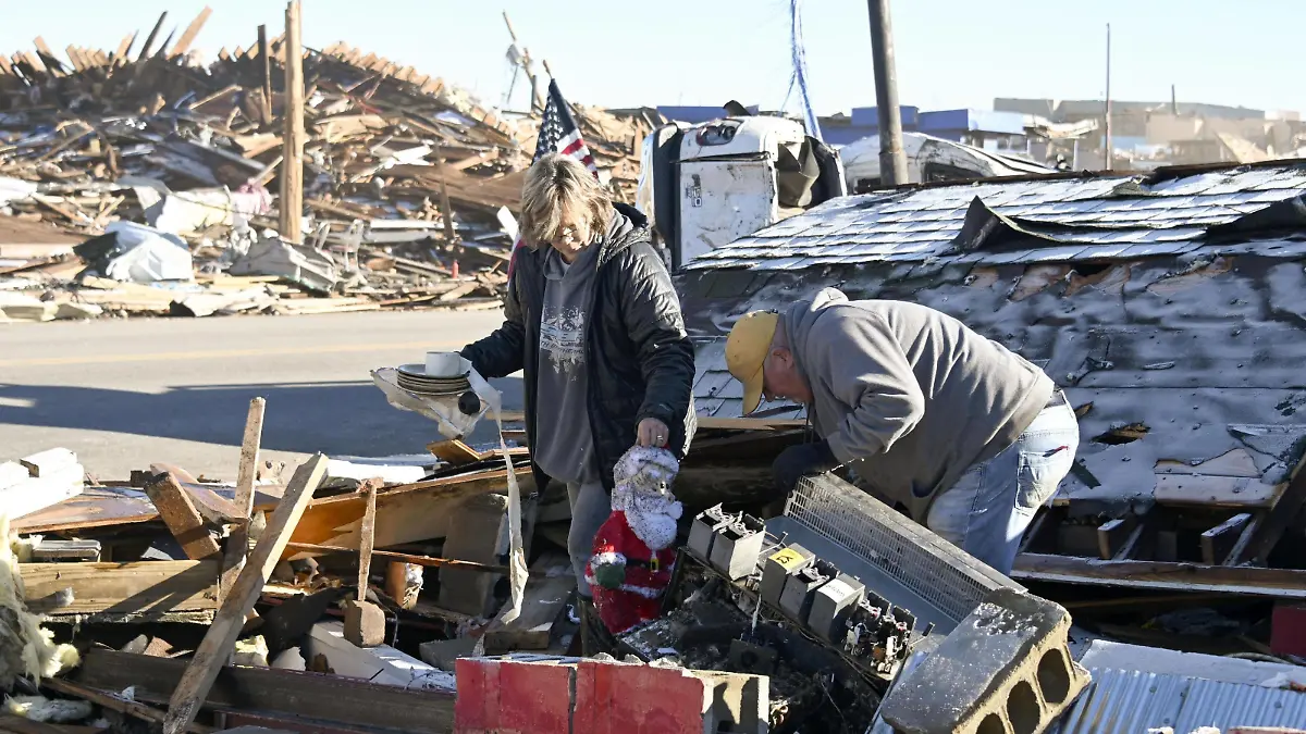 Devastating U.S. tornadoes People remove debris in Mayfield, Kentucky, on Dec. 12, 2021, after tornadoes caused catastrophic damage across several U.S. states, killing multiple people. PUBLICATIONxINxGERxSUIxAUTxHUNxONLY A14AA0001167437P 