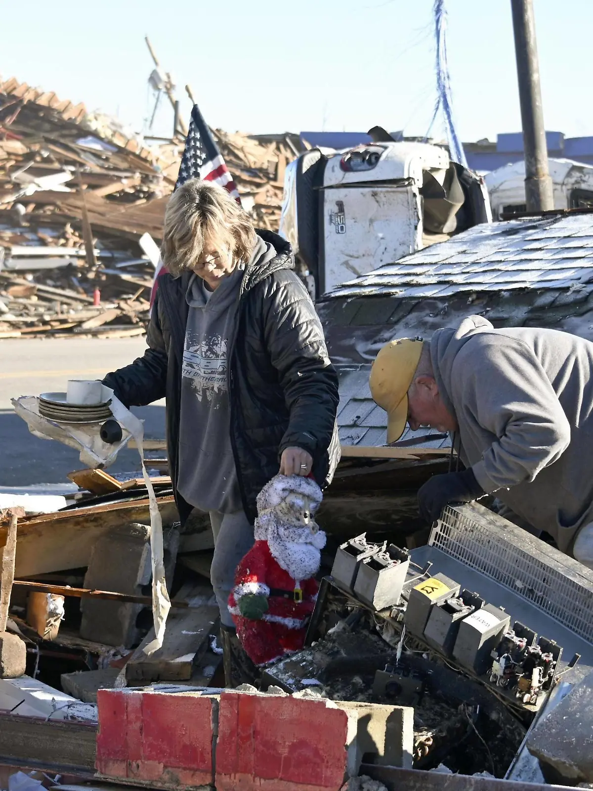 Devastating U.S. tornadoes People remove debris in Mayfield, Kentucky, on Dec. 12, 2021, after tornadoes caused catastrophic damage across several U.S. states, killing multiple people. PUBLICATIONxINxGERxSUIxAUTxHUNxONLY A14AA0001167437P 