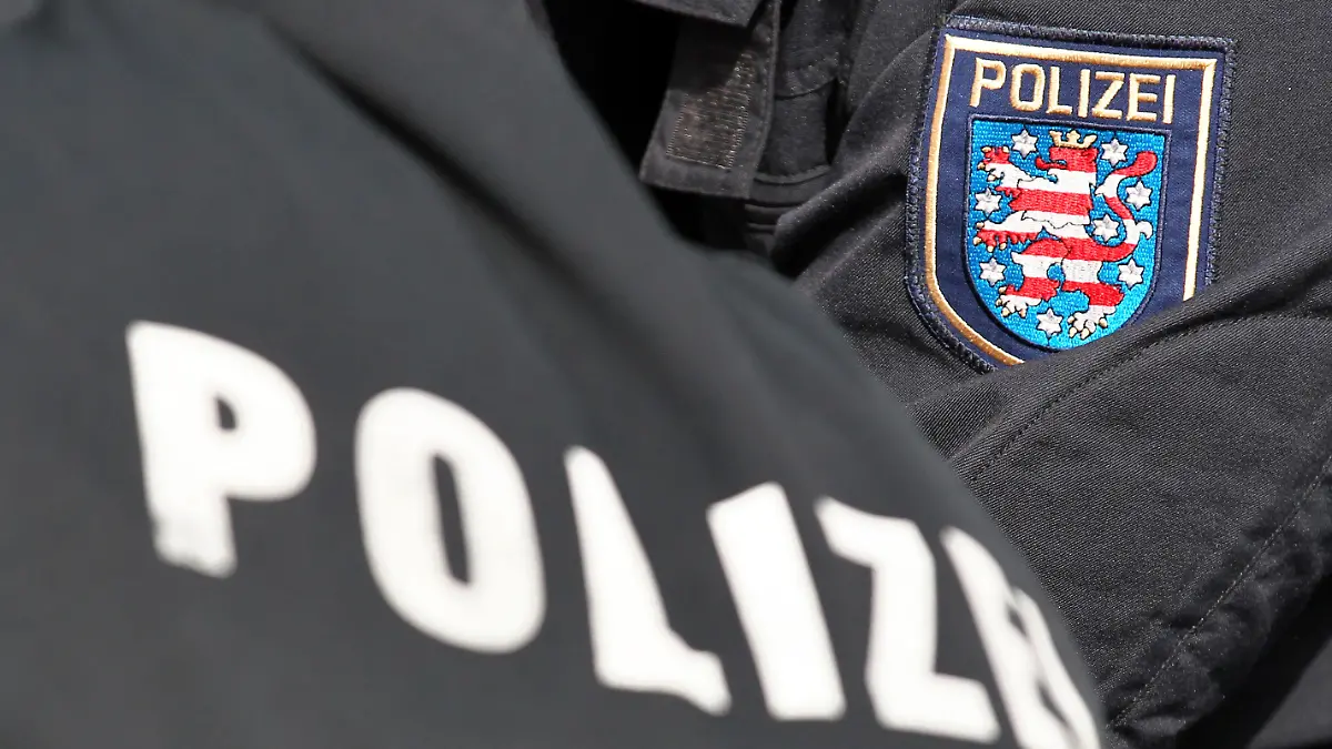 Der Schriftzug "Polizei" und das Logo von Thüringen stehen am Dienstag (10.04.2012) auf den Uniformen von zwei Polizeibeamten in Markkleeberg (Leipzig). Foto: Jan Woitas