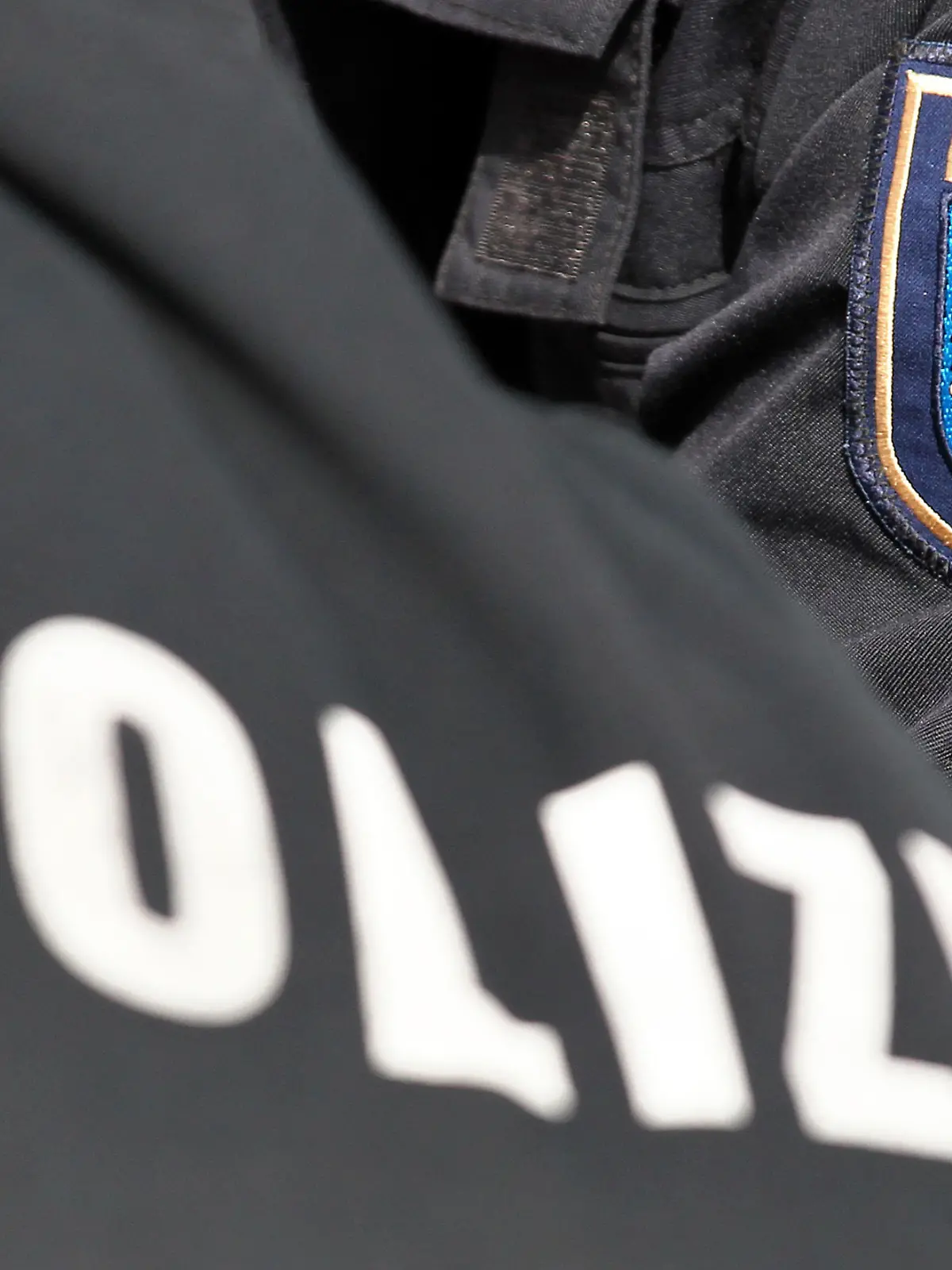 Der Schriftzug "Polizei" und das Logo von Thüringen stehen am Dienstag (10.04.2012) auf den Uniformen von zwei Polizeibeamten in Markkleeberg (Leipzig). Foto: Jan Woitas