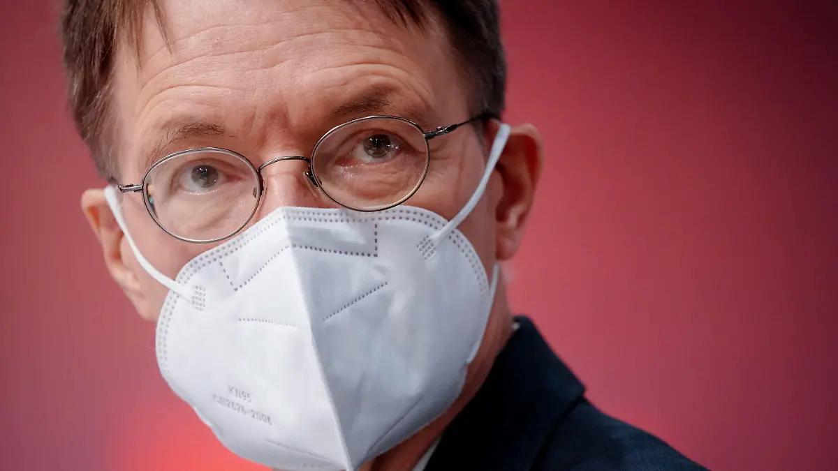 ARCHIV - 11.12.2021, Berlin: Karl Lauterbach (SPD), Bundesminister für Gesundheit, nimmt am Bundesparteitag seiner Partei teil. (zu dpa «Lauterbach: Booster-Impfung «unfassbar wertvoll»») Foto: Kay Nietfeld/dpa +++ dpa-Bildfunk +++