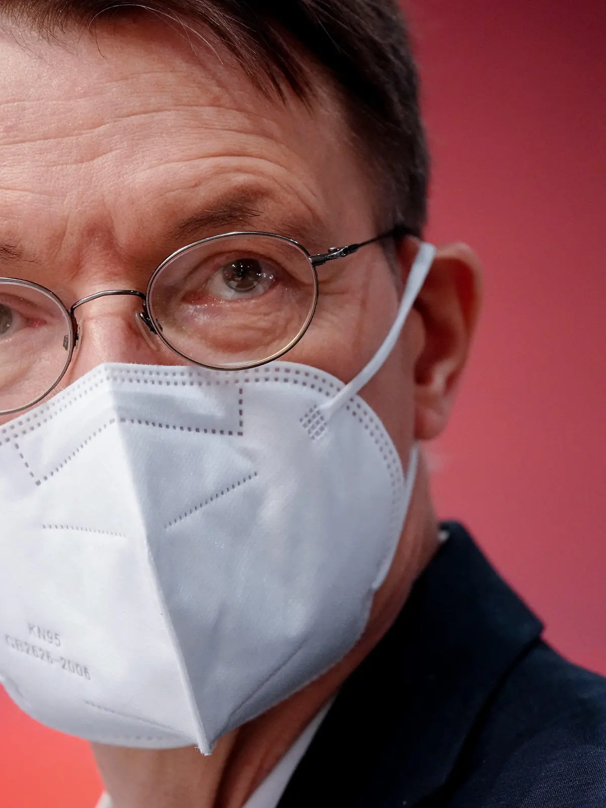 ARCHIV - 11.12.2021, Berlin: Karl Lauterbach (SPD), Bundesminister für Gesundheit, nimmt am Bundesparteitag seiner Partei teil. (zu dpa «Lauterbach: Booster-Impfung «unfassbar wertvoll»») Foto: Kay Nietfeld/dpa +++ dpa-Bildfunk +++