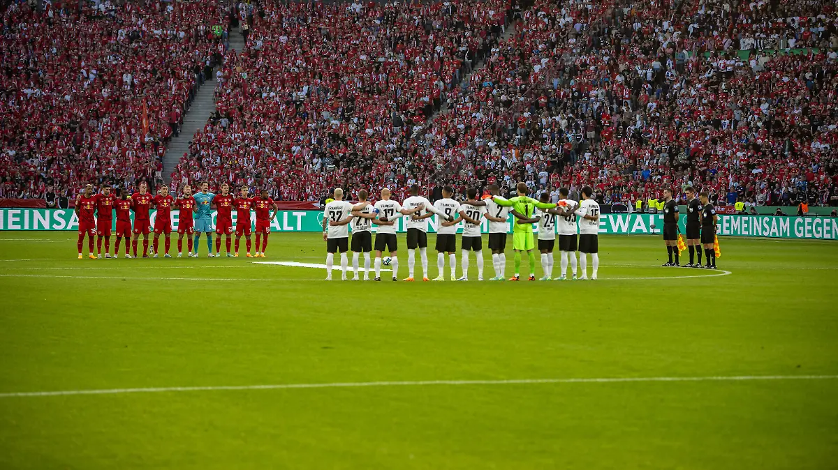 03.06.2023, xfux, Fussball DFB Pokal Finale 2023, RB Leipzig - Eintracht Frankfurt emspor, v.l. Schweigeminute DFL/DFB REGULATIONS PROHIBIT ANY USE OF PHOTOGRAPHS as IMAGE SEQUENCES and/or QUASI-VIDEO Berlin *** 03 06 2023, xfux, Fussball DFB Pokal Finale 2023, RB Leipzig Eintracht Frankfurt emspor, v l minute of silence DFL DFB REGULATES PROHIBIT ANY USE OF PHOTOGRAPHS as IMAGE SEQUENCES and or QUASI VIDEO Berlin