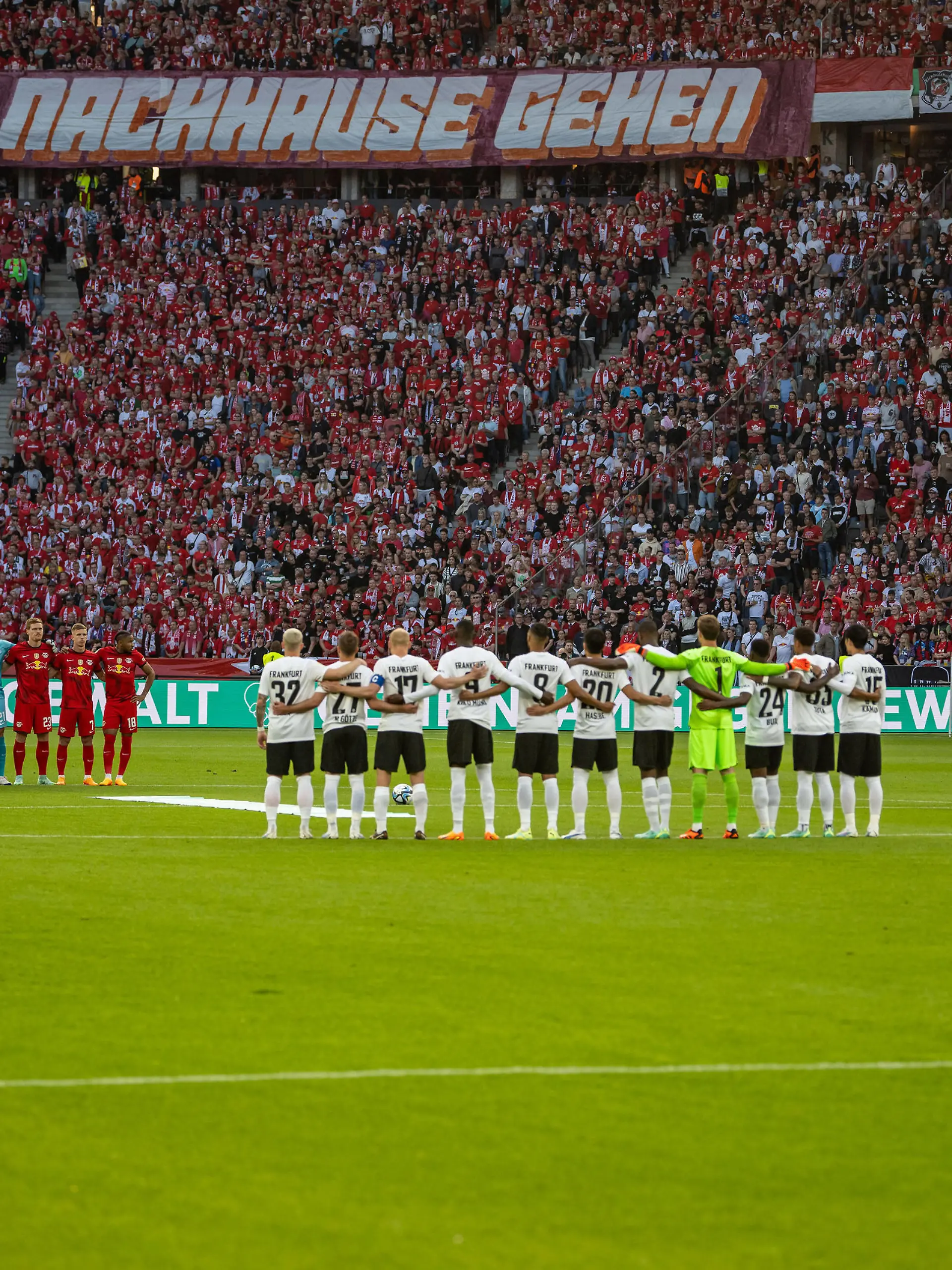03.06.2023, xfux, Fussball DFB Pokal Finale 2023, RB Leipzig - Eintracht Frankfurt emspor, v.l. Schweigeminute DFL/DFB REGULATIONS PROHIBIT ANY USE OF PHOTOGRAPHS as IMAGE SEQUENCES and/or QUASI-VIDEO Berlin *** 03 06 2023, xfux, Fussball DFB Pokal Finale 2023, RB Leipzig Eintracht Frankfurt emspor, v l minute of silence DFL DFB REGULATES PROHIBIT ANY USE OF PHOTOGRAPHS as IMAGE SEQUENCES and or QUASI VIDEO Berlin