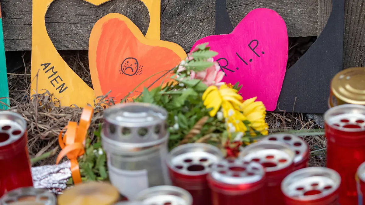 08.01.2020, ITALIEN , SÜDTIROL , Luttach , 7 Deutsche durch betrunkenen Autoraser getötet , Hunderte Kerzen an der Unfallstelle , immer wieder bleiben Menschen stehen und gedenken den Verstorbenen. *** 08 01 2020, ITALY , SOUTH TIELAND , Luttach , 7 Germans killed by drunken car speeders , hundreds of candles at the scene of the accident , again and again people stop and remember the deceased
