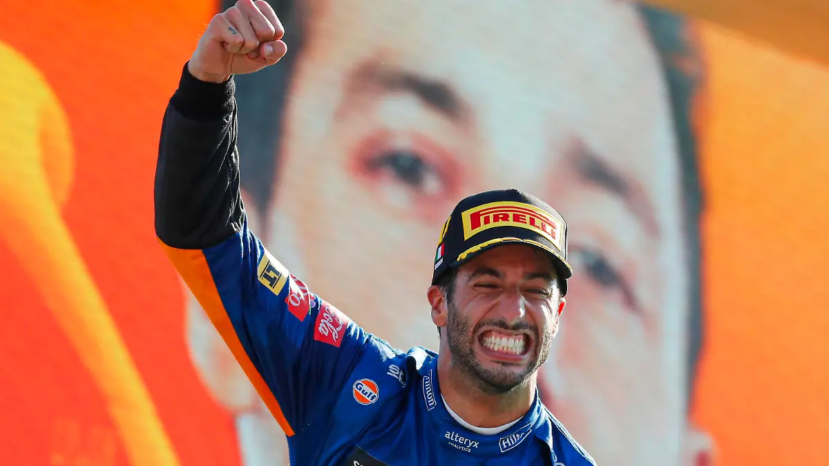  Formula 1 2021: Italian GP AUTODROMO NAZIONALE MONZA, ITALY - SEPTEMBER 12: Daniel Ricciardo, McLaren, 1st position, celebrates on the podium during the Italian GP at Autodromo Nazionale Monza on Sunday September 12, 2021 in Monza, Italy. Photo by Steven Tee / LAT Images Images PUBLICATIONxINxGERxSUIxAUTxHUNxONLY GP2114_143914_2ST4978