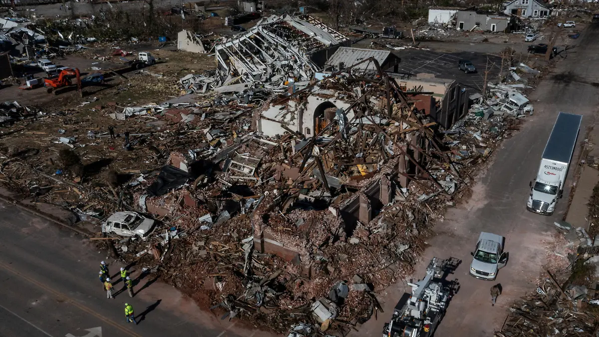 Working crews surround First Presbyterian Church in the aftermath of a tornado in Mayfield, Kentucky, U.S. December 12, 2021. Picture taken with a drone. REUTERS/Adrees Latif