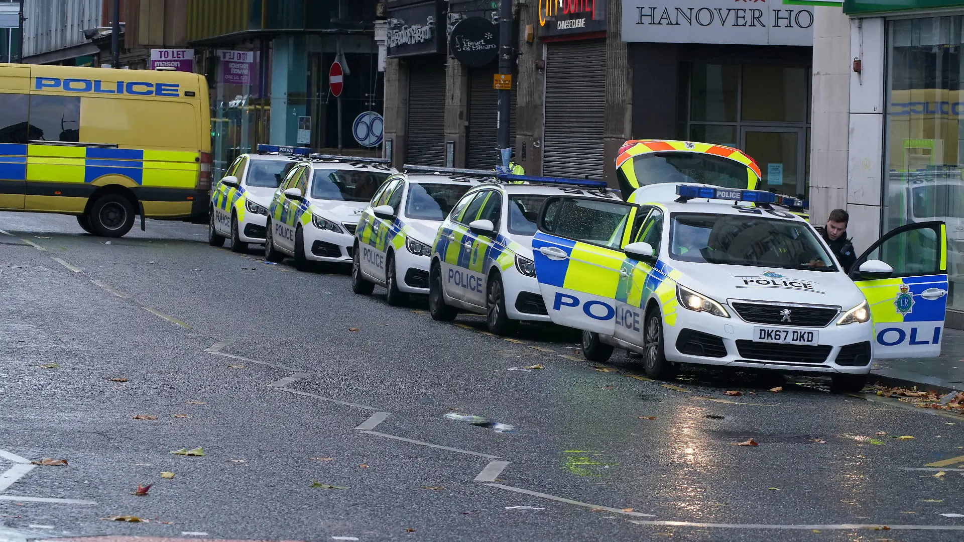26.11.2021, Großbritannien, Liverpool: Polizisten sind in der Nähe des Tatorts im Stadtzentrum im Einsatz, nachdem ein 12-jähriges Mädchen an den Folgen eines Angriffs gestorben ist. Nach der tödlichen Attacke sind mehrere Jugendliche festgenommen worden. Wie die britische Polizei mitteilte, handelt es sich um vier Jungen im Alter zwischen 13 und 15 Jahren. Foto: Peter Byrne/PA Wire/dpa +++ dpa-Bildfunk +++