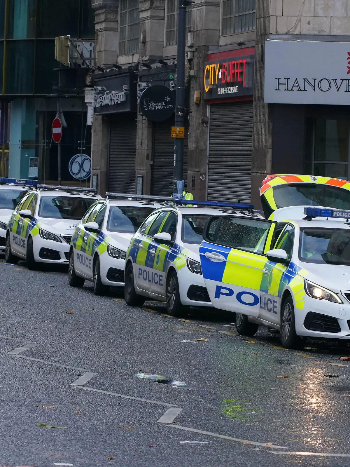 26.11.2021, Großbritannien, Liverpool: Polizisten sind in der Nähe des Tatorts im Stadtzentrum im Einsatz, nachdem ein 12-jähriges Mädchen an den Folgen eines Angriffs gestorben ist. Nach der tödlichen Attacke sind mehrere Jugendliche festgenommen worden. Wie die britische Polizei mitteilte, handelt es sich um vier Jungen im Alter zwischen 13 und 15 Jahren. Foto: Peter Byrne/PA Wire/dpa +++ dpa-Bildfunk +++