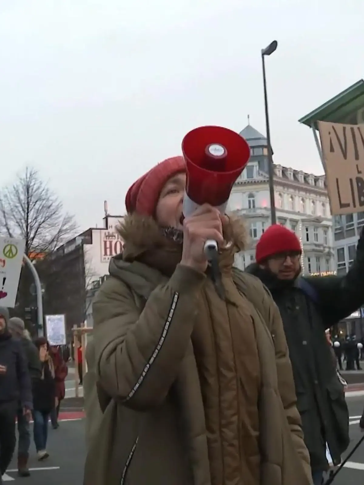 In mehreren Städten Deutschlands haben am Samstag Menschen gegen die Corona-Maßnahmen demonstriert. In Hamburg protestierten mehrere Tausend Menschen unter dem Motto "Das Maß ist voll - Hände weg von unseren Kindern!".