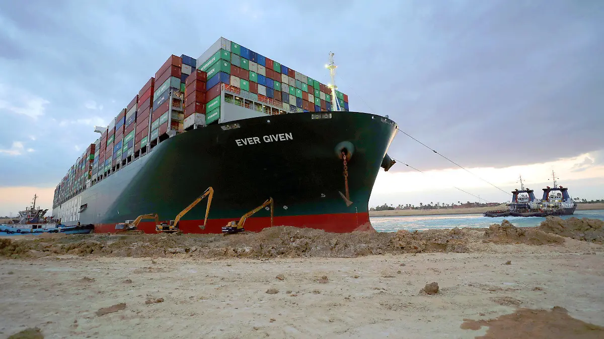 HANDOUT - 28.03.2021, Ägypten, Suez: Das Containerschiff «Ever Given» ist im Suezkanal festgesetzt und blockiert die wichtige Schifffahrtsstraße zwischen Asien und Europa. Die erhoffte Freilegung des Schiffes schreitet in kleinen Schritten voran weshalb die großen Frachtführer ihrer Schiffe zunehmend umleiten. Foto: -/Suez Canal Authority/dpa - ACHTUNG: Nur zur redaktionellen Verwendung und nur mit vollständiger Nennung des vorstehenden Credits +++ dpa-Bildfunk +++
