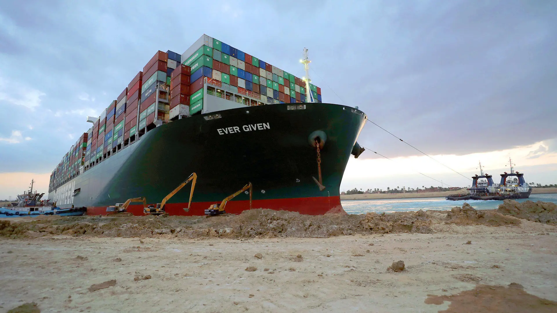 HANDOUT - 28.03.2021, Ägypten, Suez: Das Containerschiff «Ever Given» ist im Suezkanal festgesetzt und blockiert die wichtige Schifffahrtsstraße zwischen Asien und Europa. Die erhoffte Freilegung des Schiffes schreitet in kleinen Schritten voran weshalb die großen Frachtführer ihrer Schiffe zunehmend umleiten. Foto: -/Suez Canal Authority/dpa - ACHTUNG: Nur zur redaktionellen Verwendung und nur mit vollständiger Nennung des vorstehenden Credits +++ dpa-Bildfunk +++