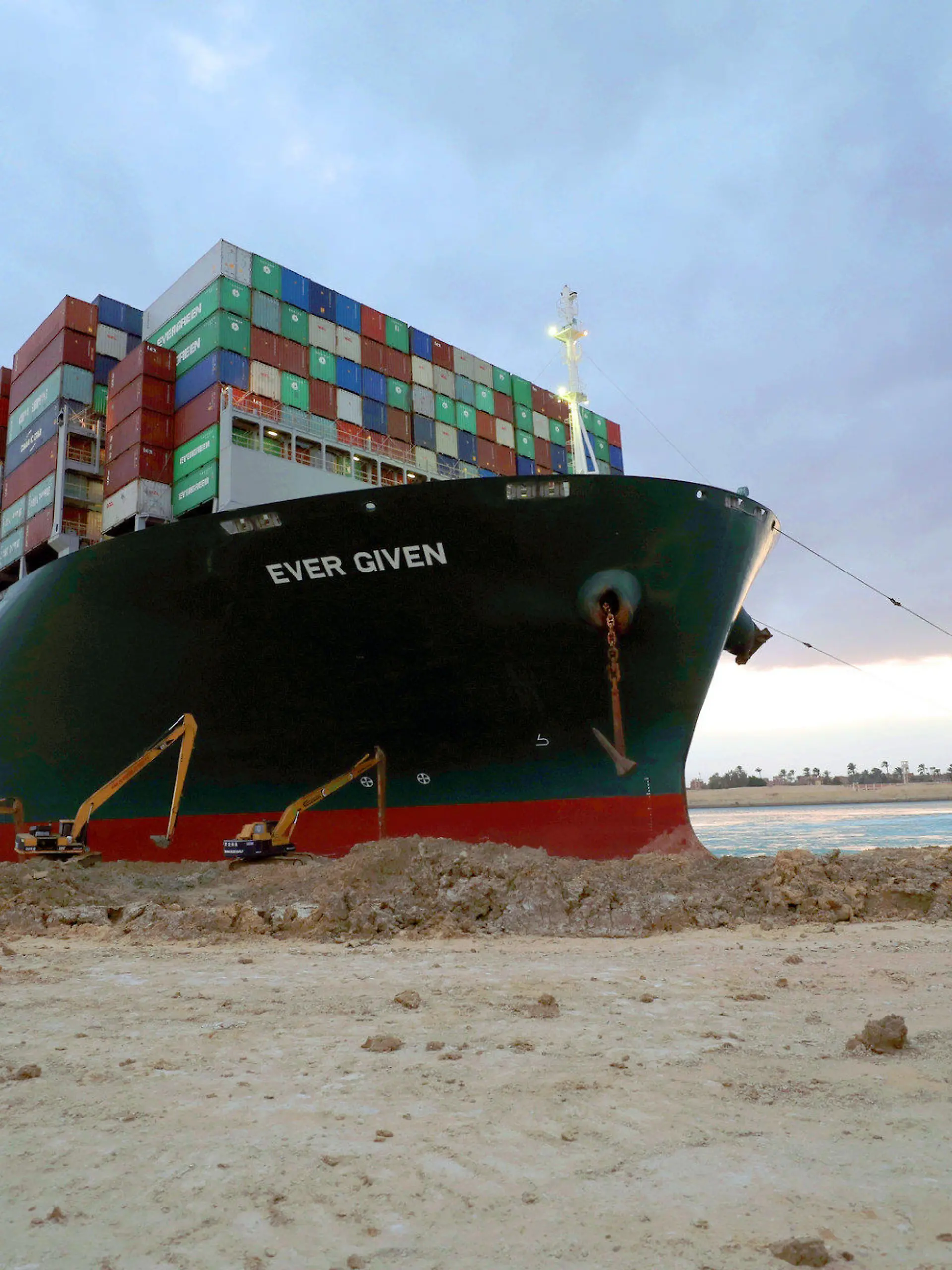 HANDOUT - 28.03.2021, Ägypten, Suez: Das Containerschiff «Ever Given» ist im Suezkanal festgesetzt und blockiert die wichtige Schifffahrtsstraße zwischen Asien und Europa. Die erhoffte Freilegung des Schiffes schreitet in kleinen Schritten voran weshalb die großen Frachtführer ihrer Schiffe zunehmend umleiten. Foto: -/Suez Canal Authority/dpa - ACHTUNG: Nur zur redaktionellen Verwendung und nur mit vollständiger Nennung des vorstehenden Credits +++ dpa-Bildfunk +++
