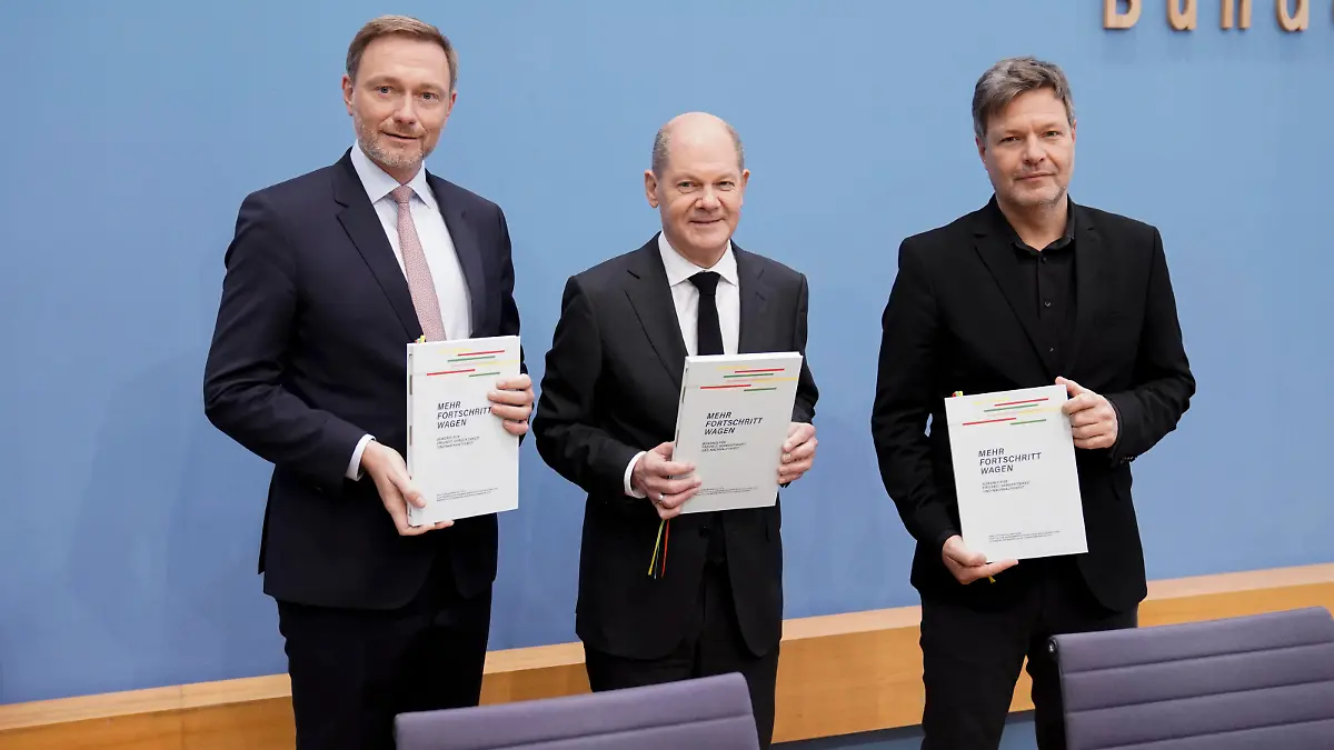News Themen der Woche KW49 News Bilder des Tages Bundespressekonferenz Mehr Fortschritt wagen - Nach der Unterzeichnung des Koalitionsvertrags Aktuell,07.12.2021,Berlin,Olaf Scholz der kuenftige Bundeskanzler der Bundesrepublik Deutschland SPD gemeinsam mit Robert Habeck kuenftiger Vizekanzler und Wirtschaftsminister Buendnis 90/ Die Gruenen, Christian Lindner Parteichef und kuenftiger Finanzminister FDP, mit dem Koalitionsvertrag bei der Bundespressekonferenz zum Thema Mehr Fortschritt wagen - Nach der Unterzeichnung des Koalitionsvertrags Berlin Berlin Deutschland *** Federal Press Conference More progress dare After the signing of the coalition agreement Current,07 12 2021,Berlin,Olaf Scholz the future Chancellor of the Federal Republic of Germany SPD together with Robert Habeck