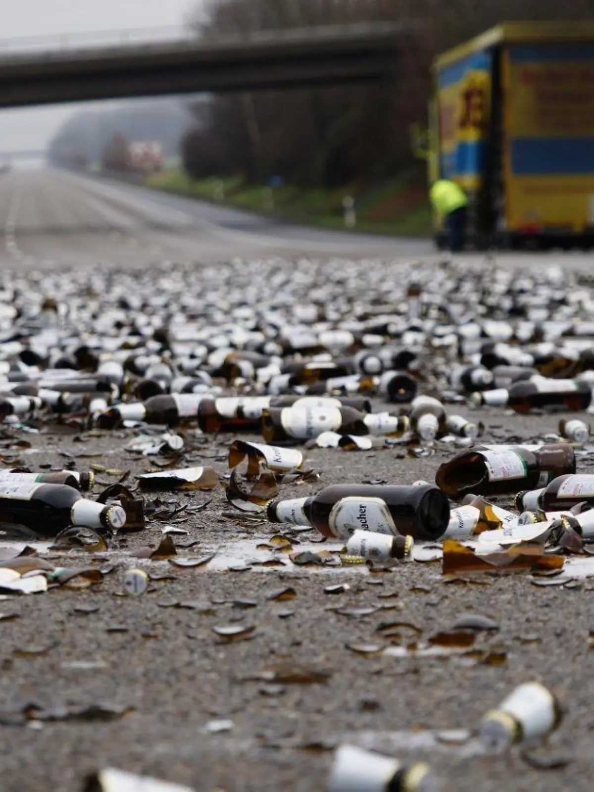 Folgenschwerer Unfall: Flaschen aus 200 Bierkästen liegen über die Fahrbahnen der A7 bei Niestetal verteilt.