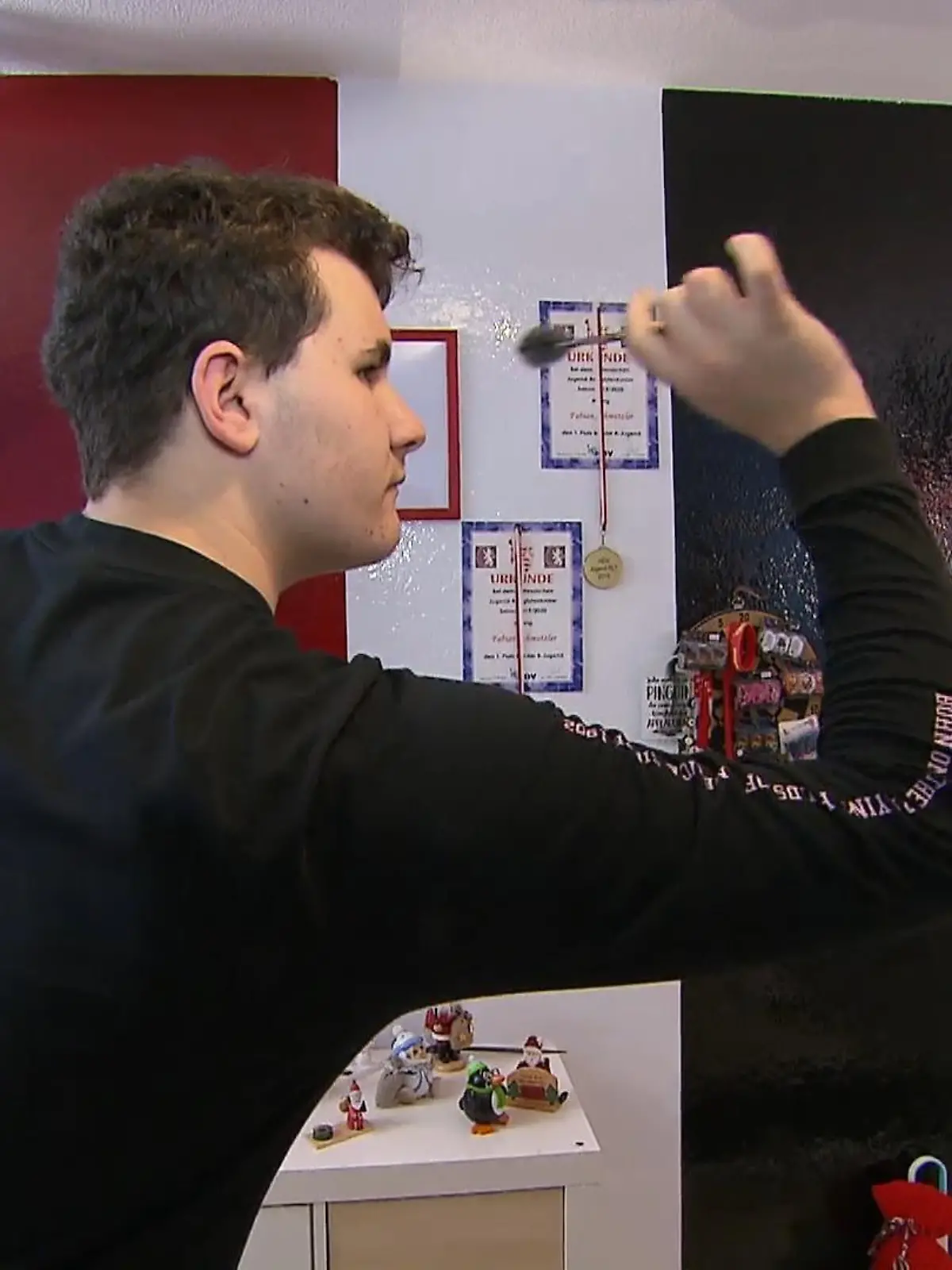 The Fabulous Fab – mit diesem Kampfnamen nimmt es Fabian Schmutzler aus Frankfurt ab dem 15. Dezember mit den ganz Großen an der Dartscheibe auf: Der 16-jährige Hesse hat sich für die WM in London im verrückten „Ally Pally“ (Alexandra Palace) qualifiziert. Vor seiner Reise zur WM hat ihn RTL-Reporter Cord Eickhoff in seiner Heimat getroffen – mehr im Video!