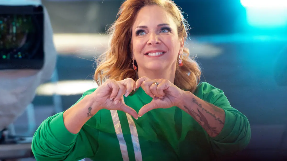 06.08.2021, Nordrhein-Westfalen, Köln: Die Teilnehmerin Danni Büchner zeigt bei der Auftaktsendung der Sat1 Fernsehshow Promi Big Brother2021 im Studio mit ihren Händen ein Herz . Foto: Henning Kaiser/dpa +++ dpa-Bildfunk +++