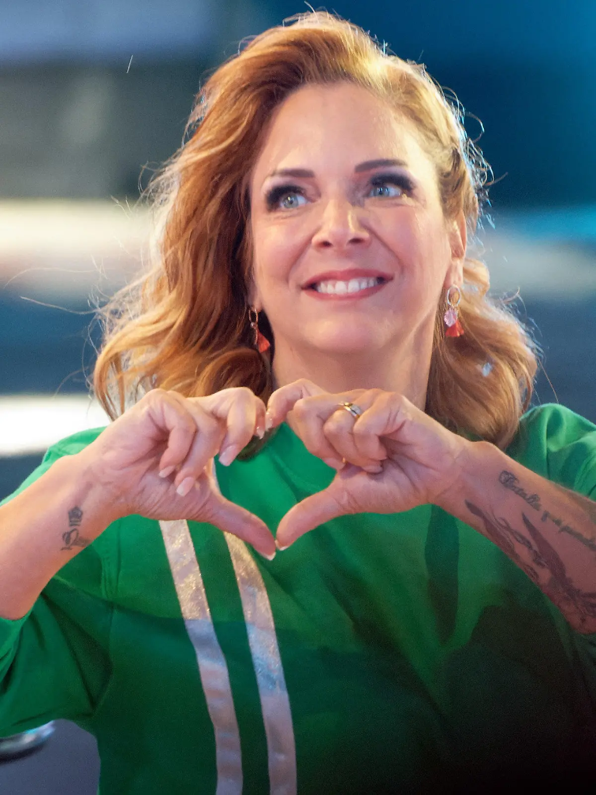 06.08.2021, Nordrhein-Westfalen, Köln: Die Teilnehmerin Danni Büchner zeigt bei der Auftaktsendung der Sat1 Fernsehshow Promi Big Brother2021 im Studio mit ihren Händen ein Herz . Foto: Henning Kaiser/dpa +++ dpa-Bildfunk +++