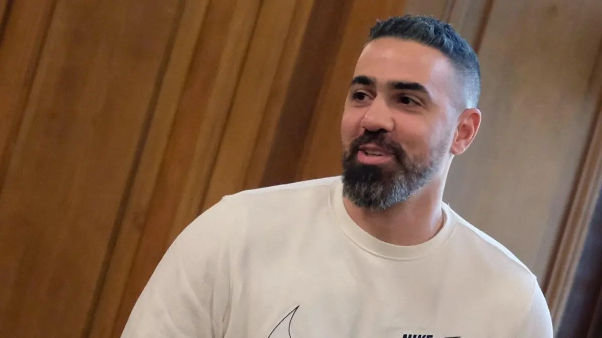 ARCHIV - 30.10.2019, Sachsen, Leipzig: Bushido, Rapper und Musikproduzent, kommt in einen Saal des Bundesverwaltungsgerichtes. Für den Dreh eines Musikvideos hat Rapper Bushido einen Bochumer Friseursalon besucht. (zu dpa: «Bushido im Ruhrgebiet: Musikvideo bei Bochumer Friseur») Foto: Sebastian Willnow/dpa-Zentralbild/dpa +++ dpa-Bildfunk +++