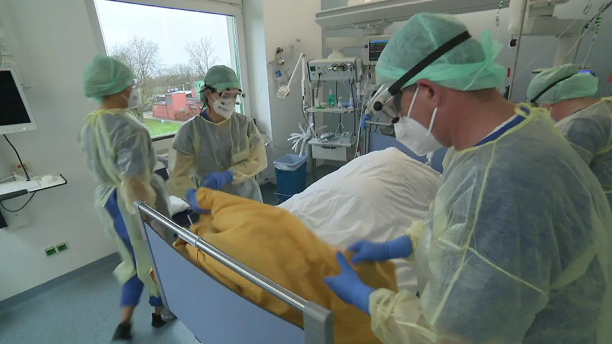 Für die Covid-Patientin sind mehrere Kräfte nötig.