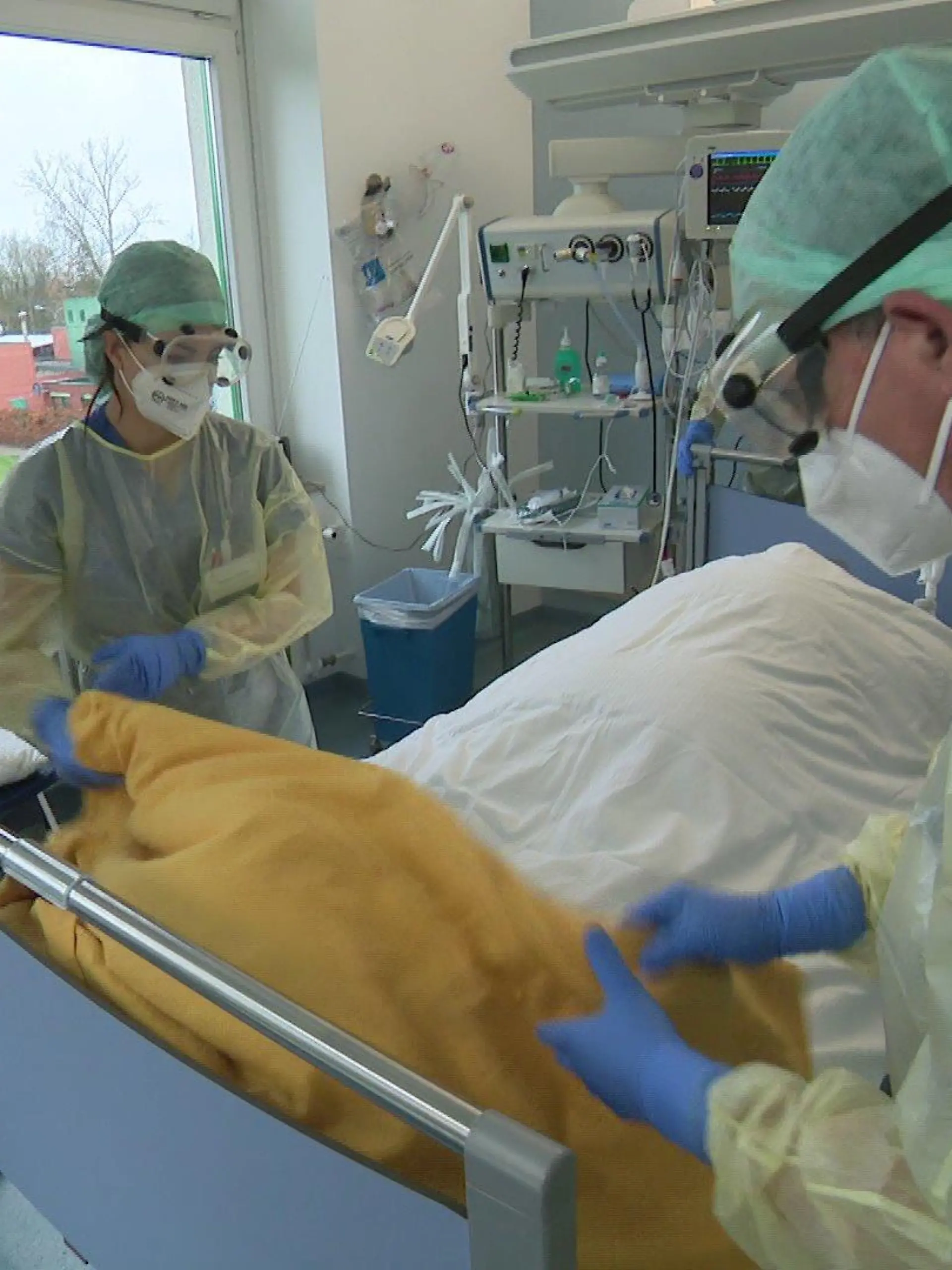 Für die Covid-Patientin sind mehrere Kräfte nötig.