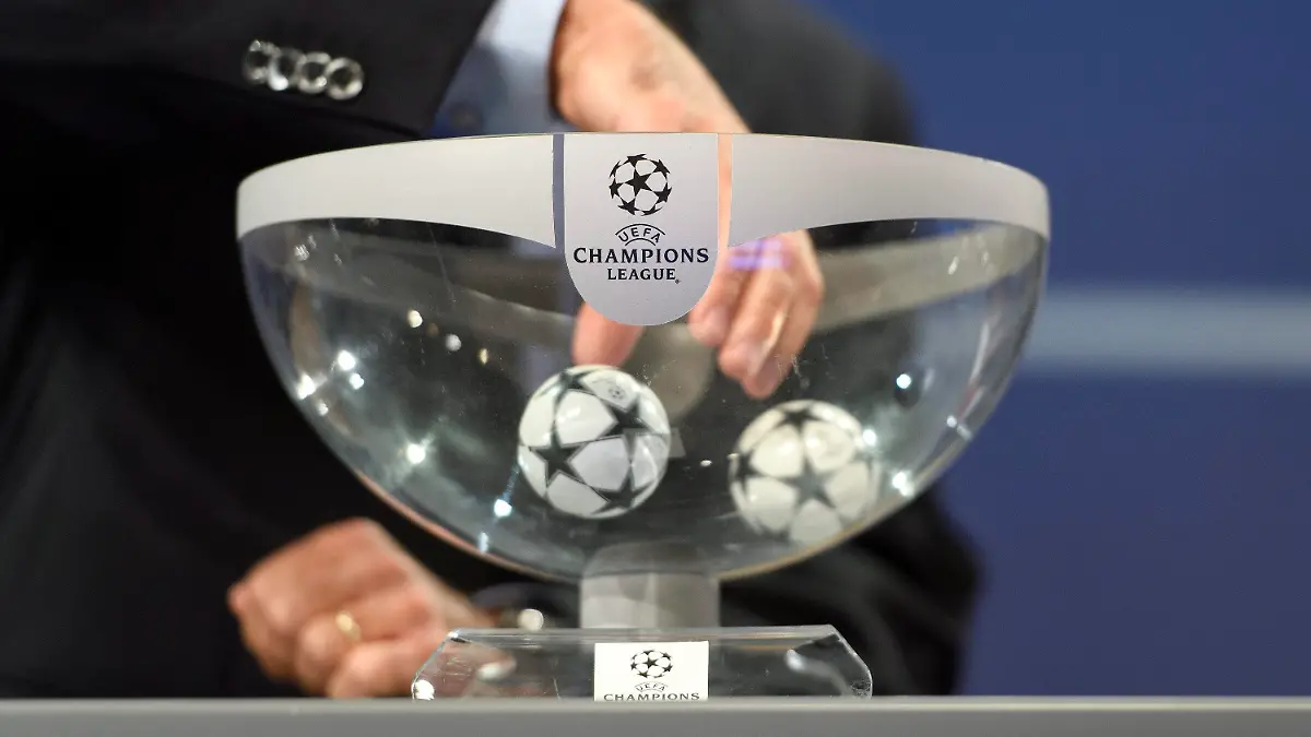 ARCHIV - 05.08.2016, Schweiz, Nyon: UEFA-Wettbewerbsdirektor Giorgio Marchetti zieht eine Loskugel bei der UEFA Champions League Auslosung. (zu dpa "Die Lostöpfe in der Champions League") Foto: Martial Trezzini/KEYSTONE/dpa +++ dpa-Bildfunk +++
