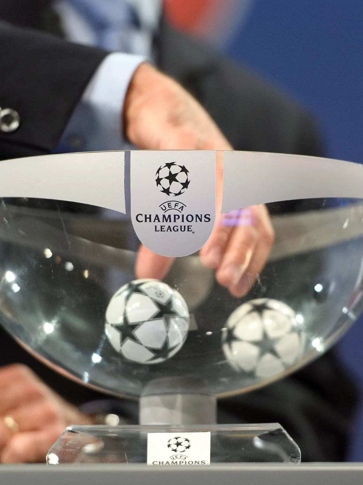 ARCHIV - 05.08.2016, Schweiz, Nyon: UEFA-Wettbewerbsdirektor Giorgio Marchetti zieht eine Loskugel bei der UEFA Champions League Auslosung. (zu dpa "Die Lostöpfe in der Champions League") Foto: Martial Trezzini/KEYSTONE/dpa +++ dpa-Bildfunk +++