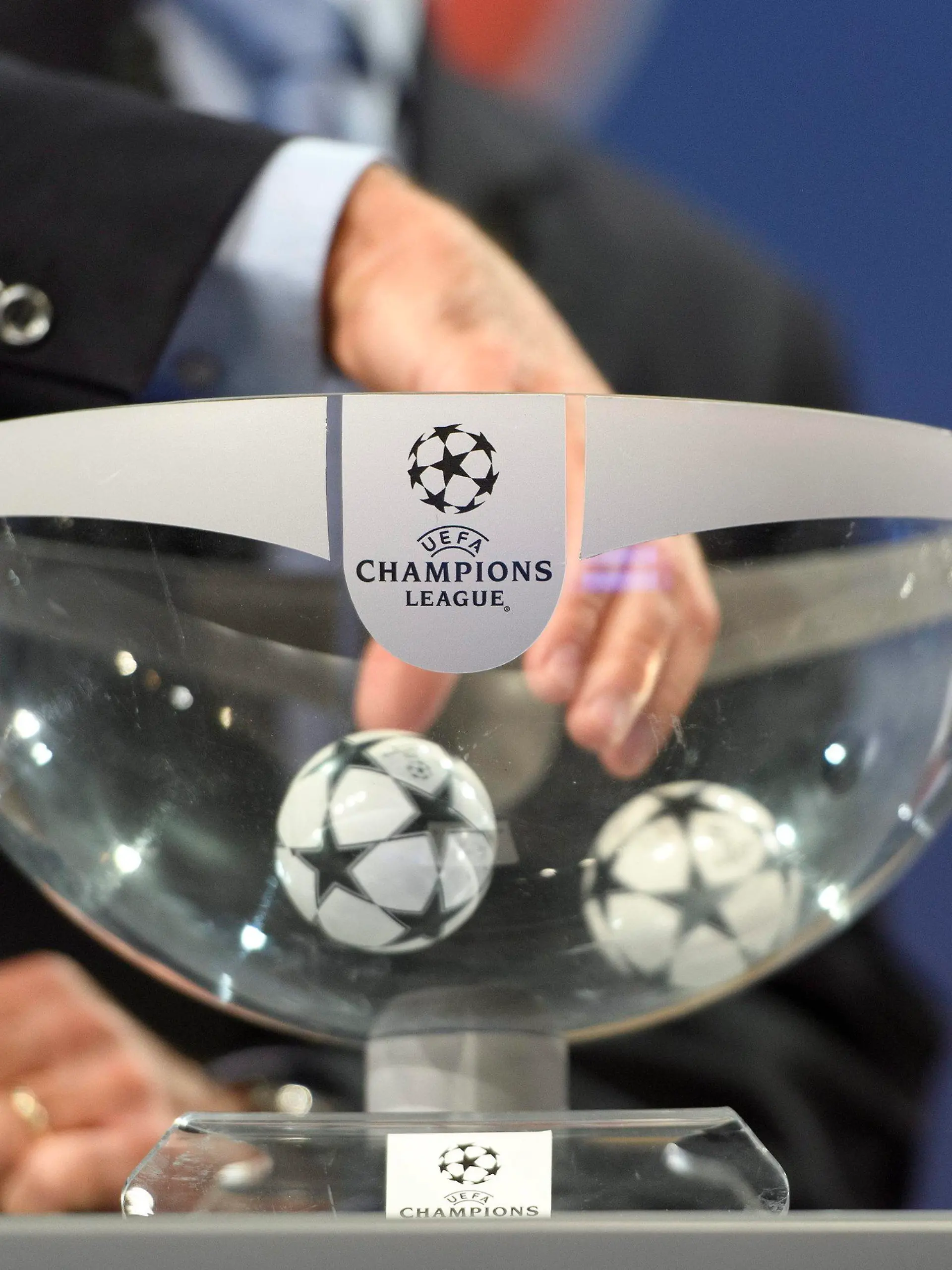 ARCHIV - 05.08.2016, Schweiz, Nyon: UEFA-Wettbewerbsdirektor Giorgio Marchetti zieht eine Loskugel bei der UEFA Champions League Auslosung. (zu dpa "Die Lostöpfe in der Champions League") Foto: Martial Trezzini/KEYSTONE/dpa +++ dpa-Bildfunk +++
