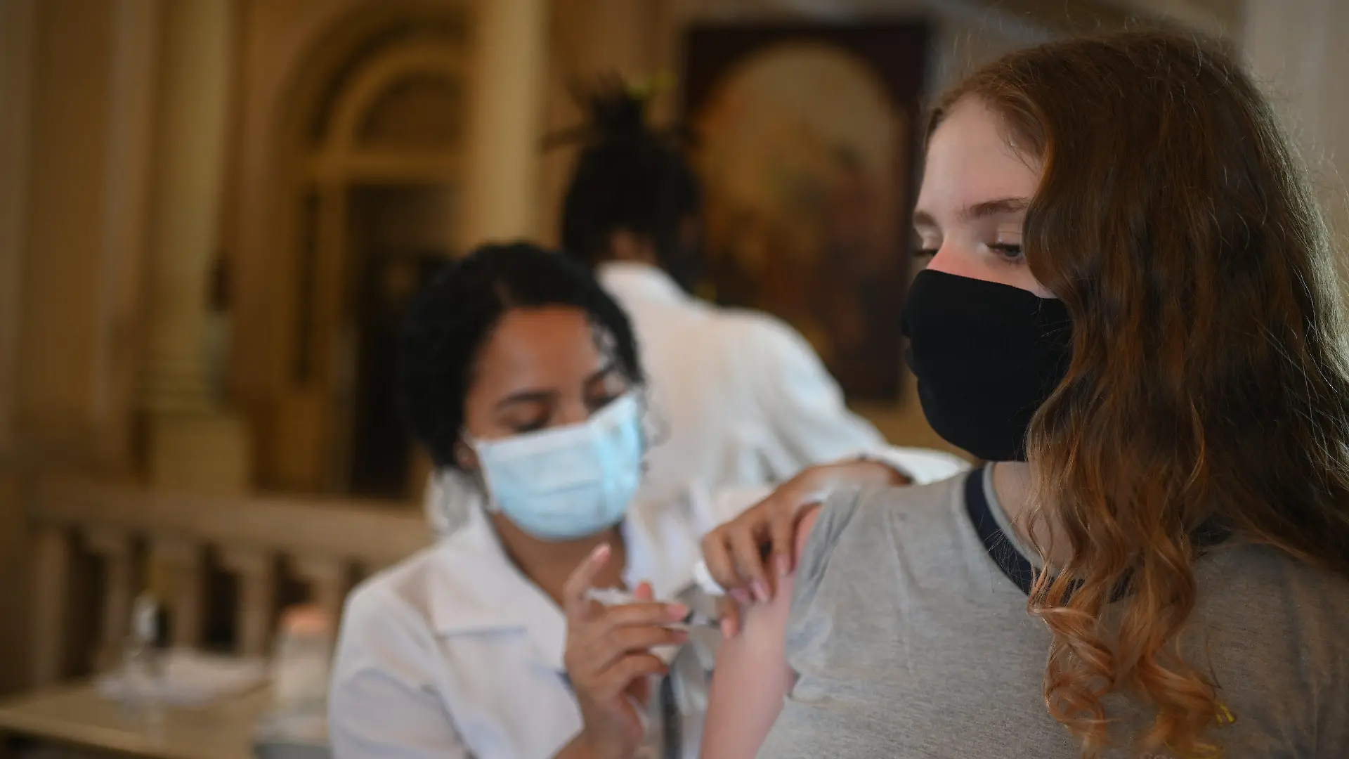 dpatopbilder - 17.11.2021, Brasilien, Rio De Janeiro: Teenager Elisa Scafuto Sterenberg, 13, erhält die zweite Dosis des Impfstoffs von Pfizer gegen Covid-19 in der Stadtverwaltung von Rio de Janeiro, in der sich eine Impfstelle gegen COVID-19 befindet. Foto: Andre Borges/dpa +++ dpa-Bildfunk +++