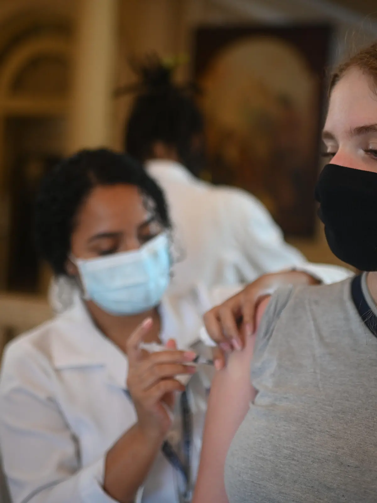 dpatopbilder - 17.11.2021, Brasilien, Rio De Janeiro: Teenager Elisa Scafuto Sterenberg, 13, erhält die zweite Dosis des Impfstoffs von Pfizer gegen Covid-19 in der Stadtverwaltung von Rio de Janeiro, in der sich eine Impfstelle gegen COVID-19 befindet. Foto: Andre Borges/dpa +++ dpa-Bildfunk +++