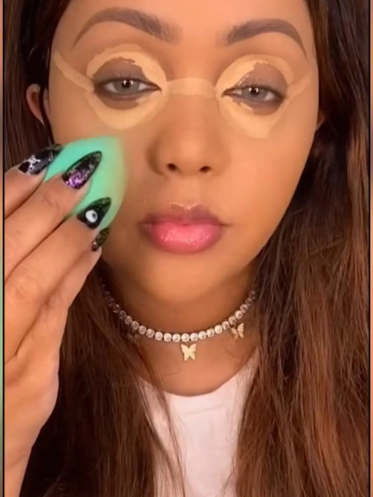 Concealer-Hack der an "Harry Potter" erinnert! Auf TikTok geht dieser Make-up-Trend gerade total viral und scheint DER Trend schlechthin zu sein. Auch wenn es verrückt aussieht: es scheint wirklich zu funktionieren.
