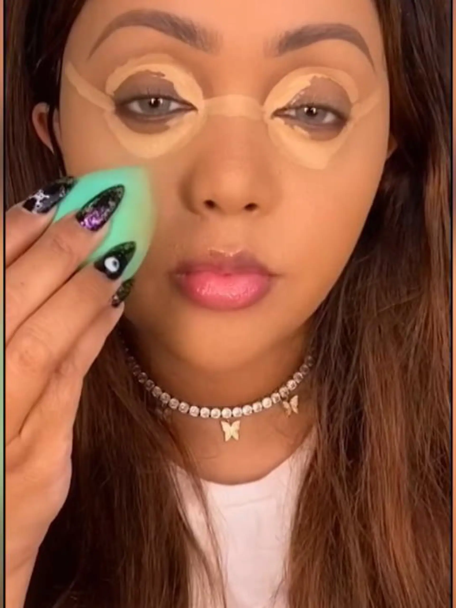 Concealer-Hack der an "Harry Potter" erinnert! Auf TikTok geht dieser Make-up-Trend gerade total viral und scheint DER Trend schlechthin zu sein. Auch wenn es verrückt aussieht: es scheint wirklich zu funktionieren.