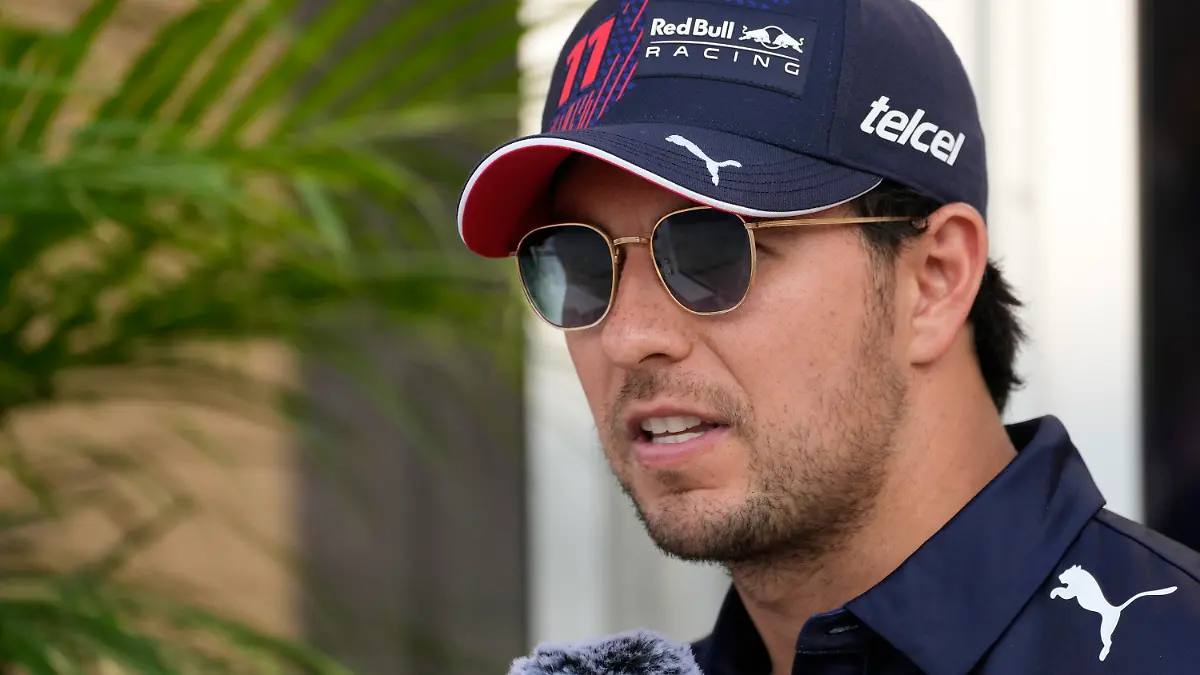 18.11.2021, Katar, Losail: Motorsport: Formel 1, vor dem Grand Prix von Katar. Sergio Perez aus Mexiko vom Team Red Bull Racing spricht am Losail International Circuit mit einem Journalisten. Das Rennen um den Großen Preis von Katar findet am Sonntag, 21.11.2021, statt. Foto: Darko Bandic/AP/dpa +++ dpa-Bildfunk +++