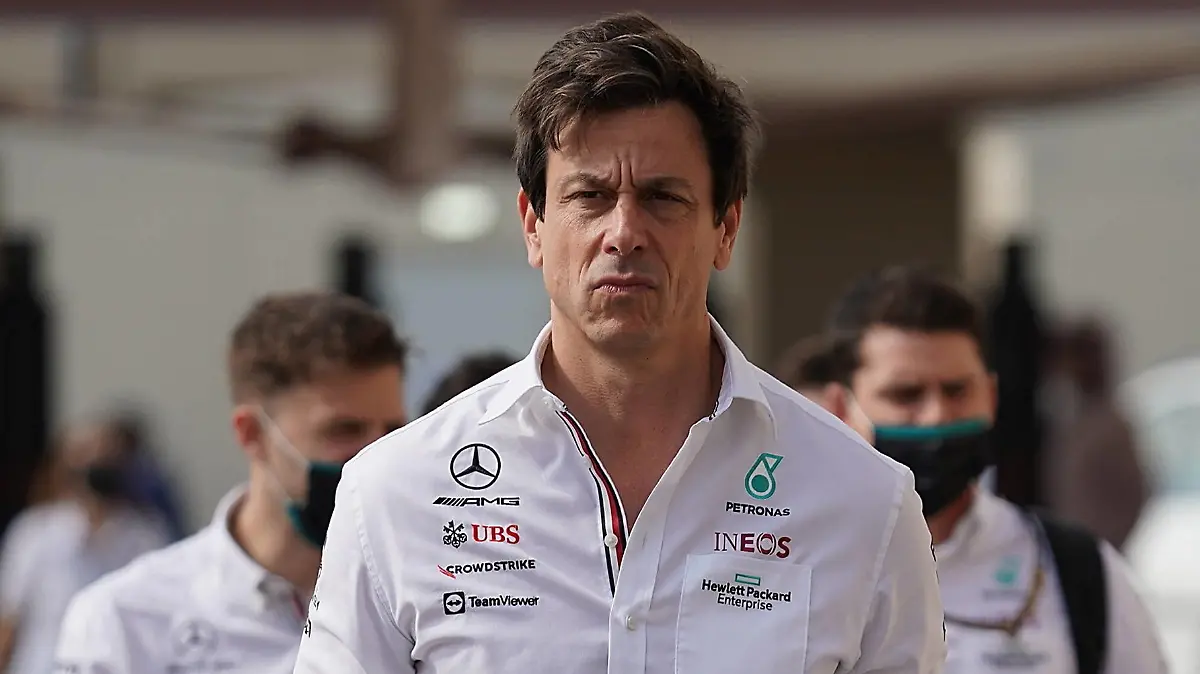 FORMULA 1 ETIHAD AIRWAYS ABU DHABI GRAND PRIX 2021 / 12.12.2021, Yas Marina Circuit, Abu Dhabi, FORMULA 1 ETIHAD AIRWAYS ABU DHABI GRAND PRIX 2021 , im Bild Teamchef und Geschäftsführer Toto Wolff Mercedes-AMG Petronas F1 Team mit Ehefrau Susie Wolff. *** Local Caption *** *** FORMULA 1 ETIHAD AIRWAYS ABU DHABI GRAND PRIX 2021 12 12 2021, Yas Marina Circuit, Abu Dhabi, FORMULA 1 ETIHAD AIRWAYS ABU DHABI GRAND PRIX 2021 , in picture Team Principal and Managing Director Toto Wolff Mercedes AMG Petronas F1 Team with wife Susie Wolff Local Caption HasanxBratic Hasan Bratic