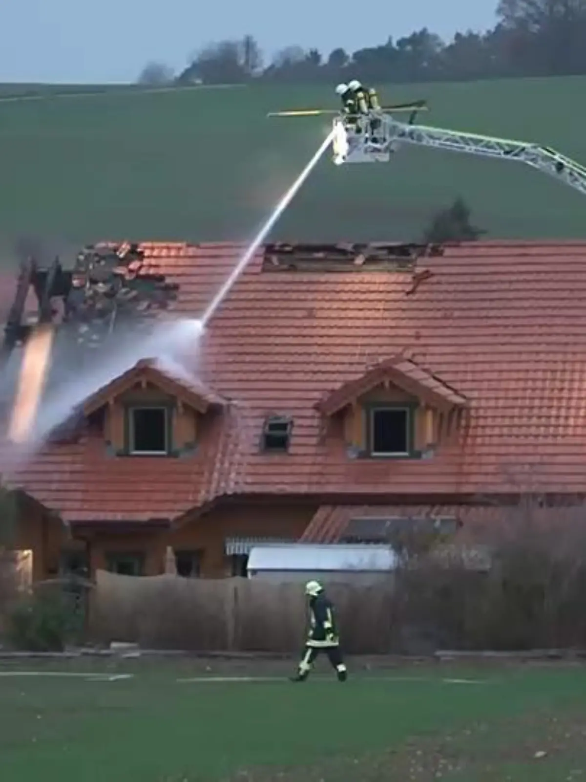 Das Haus des erschlagenen Rentners in Volkmarsen-Lütersheim nach dem Brand im November 2018