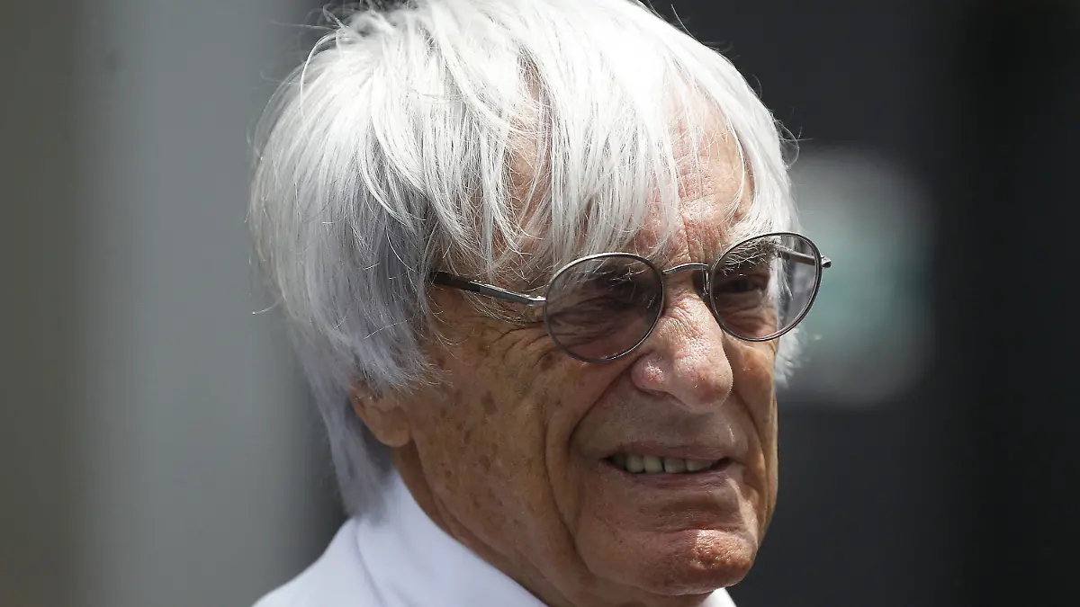 epa05025050 Formula One boss Bernie Ecclestone walks through the paddock at Interlagos racetrack in Sao Paulo, Brazil, 14 November 2015. The Formula One Grand Prix of Brazil will take place on 15 November 2015. EPA/FERNANDO BIZERRA JR. +++(c) dpa - Bildfunk+++