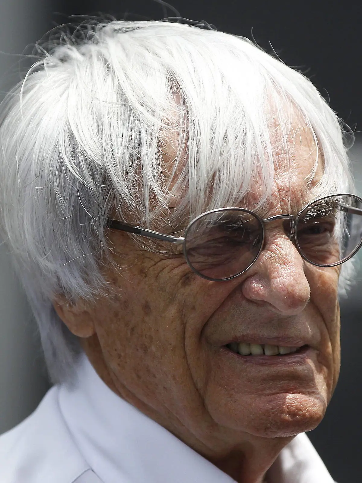 epa05025050 Formula One boss Bernie Ecclestone walks through the paddock at Interlagos racetrack in Sao Paulo, Brazil, 14 November 2015. The Formula One Grand Prix of Brazil will take place on 15 November 2015. EPA/FERNANDO BIZERRA JR. +++(c) dpa - Bildfunk+++