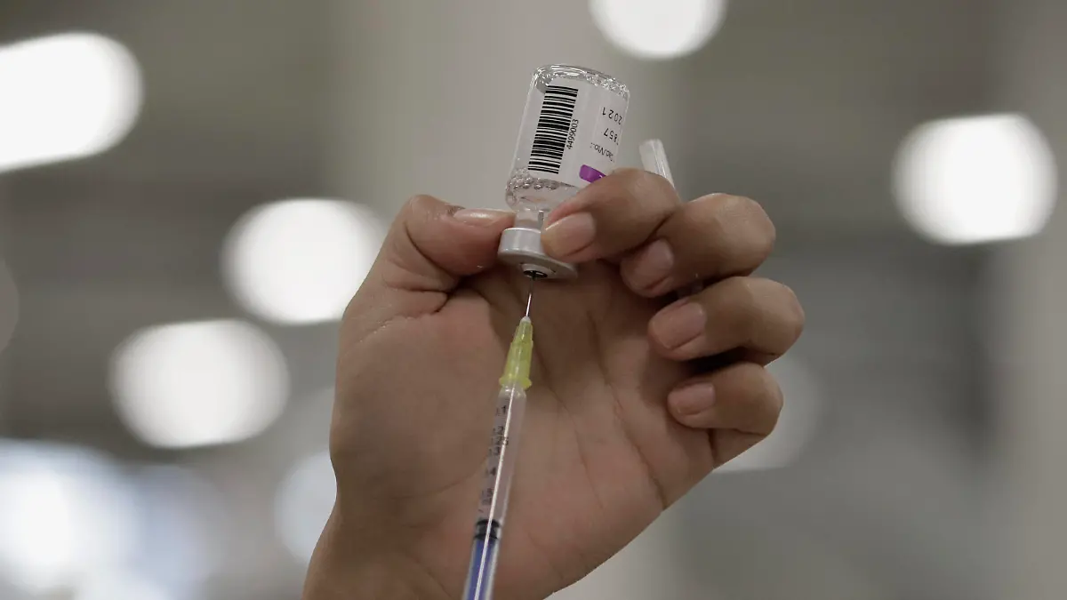 Coronavirus in Mexiko, Booster-Impfungen in Mexiko-Stadt Booster Vaccination Against Covid-19 Begins For Older Adults In Mexico City Medical personnel loaded syringes with AstraZeneca s booster biologic against Covid-19 before vaccinating older adults at the Centro de Estudios Superiores en Ciencias de la Salud CEDIS, Mexico City, during the health emergency due to the coronavirus and the green epidemiological traffic light in the capital. Mexico City Mexico City Mexico PUBLICATIONxNOTxINxFRA Copyright: xGerardoxVieyrax originalFilename:vieyra-notitle211207_npKKv.jpg