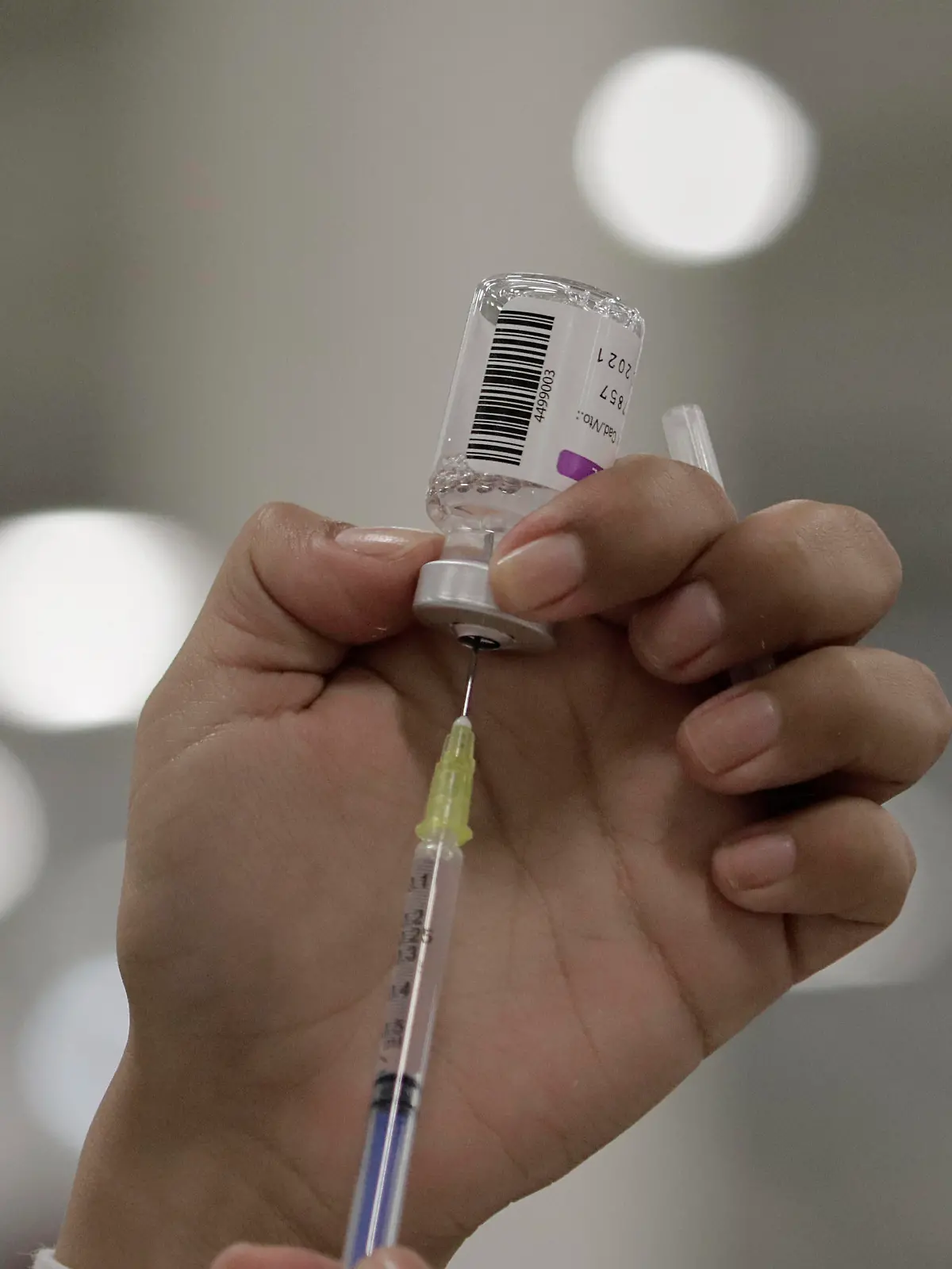 Coronavirus in Mexiko, Booster-Impfungen in Mexiko-Stadt Booster Vaccination Against Covid-19 Begins For Older Adults In Mexico City Medical personnel loaded syringes with AstraZeneca s booster biologic against Covid-19 before vaccinating older adults at the Centro de Estudios Superiores en Ciencias de la Salud CEDIS, Mexico City, during the health emergency due to the coronavirus and the green epidemiological traffic light in the capital. Mexico City Mexico City Mexico PUBLICATIONxNOTxINxFRA Copyright: xGerardoxVieyrax originalFilename:vieyra-notitle211207_npKKv.jpg