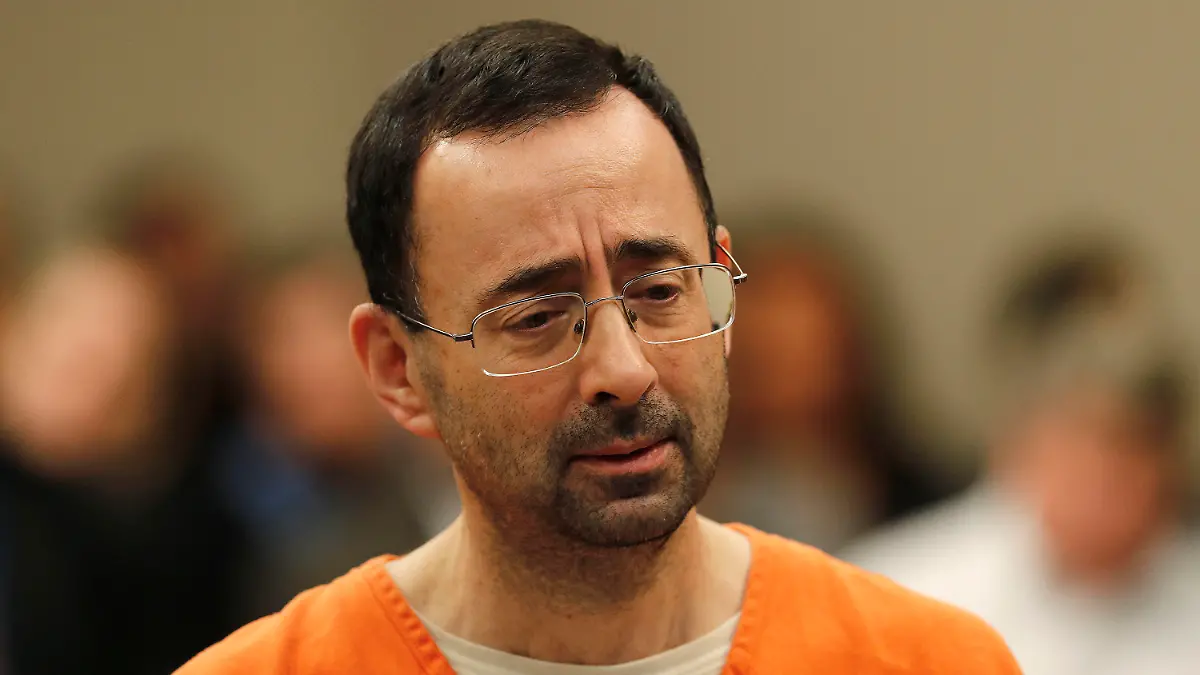 Larry Nassar (54), der ehemalige Teamarzt der amerikanischen Turnerinnen, kommt am 22.11.2017 zu seiner Anhörung in einem Gericht in Lansing (USA). Der Arzt wird wegen mehrfachen sexuellen Übergriffen angeklagt, ihm drohen wohl mindestens 25 Jahre Haft. (zu dpa "«Spitze des Eisbergs»: Olympiasiegerin Douglas spricht von Missbrauch" vom 22.11.2017) Foto: Paul Sancya/AP/dpa +++(c) dpa - Bildfunk+++
