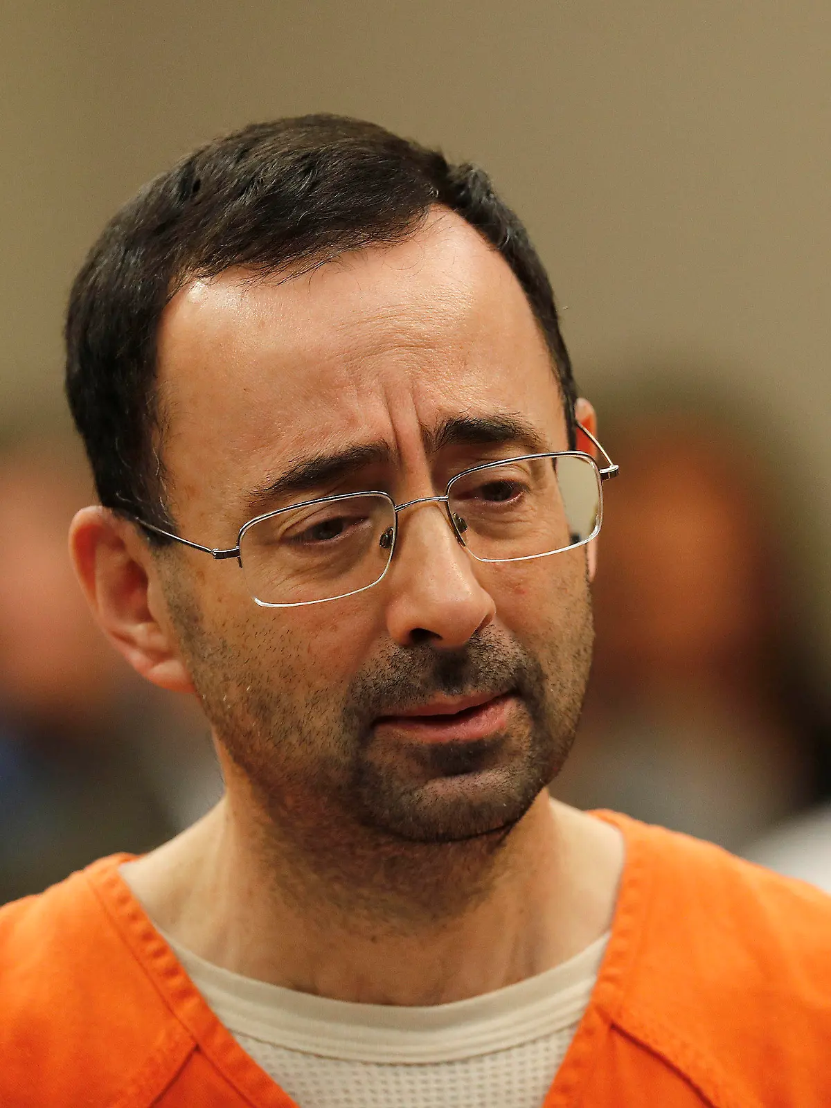 Larry Nassar (54), der ehemalige Teamarzt der amerikanischen Turnerinnen, kommt am 22.11.2017 zu seiner Anhörung in einem Gericht in Lansing (USA). Der Arzt wird wegen mehrfachen sexuellen Übergriffen angeklagt, ihm drohen wohl mindestens 25 Jahre Haft. (zu dpa "«Spitze des Eisbergs»: Olympiasiegerin Douglas spricht von Missbrauch" vom 22.11.2017) Foto: Paul Sancya/AP/dpa +++(c) dpa - Bildfunk+++