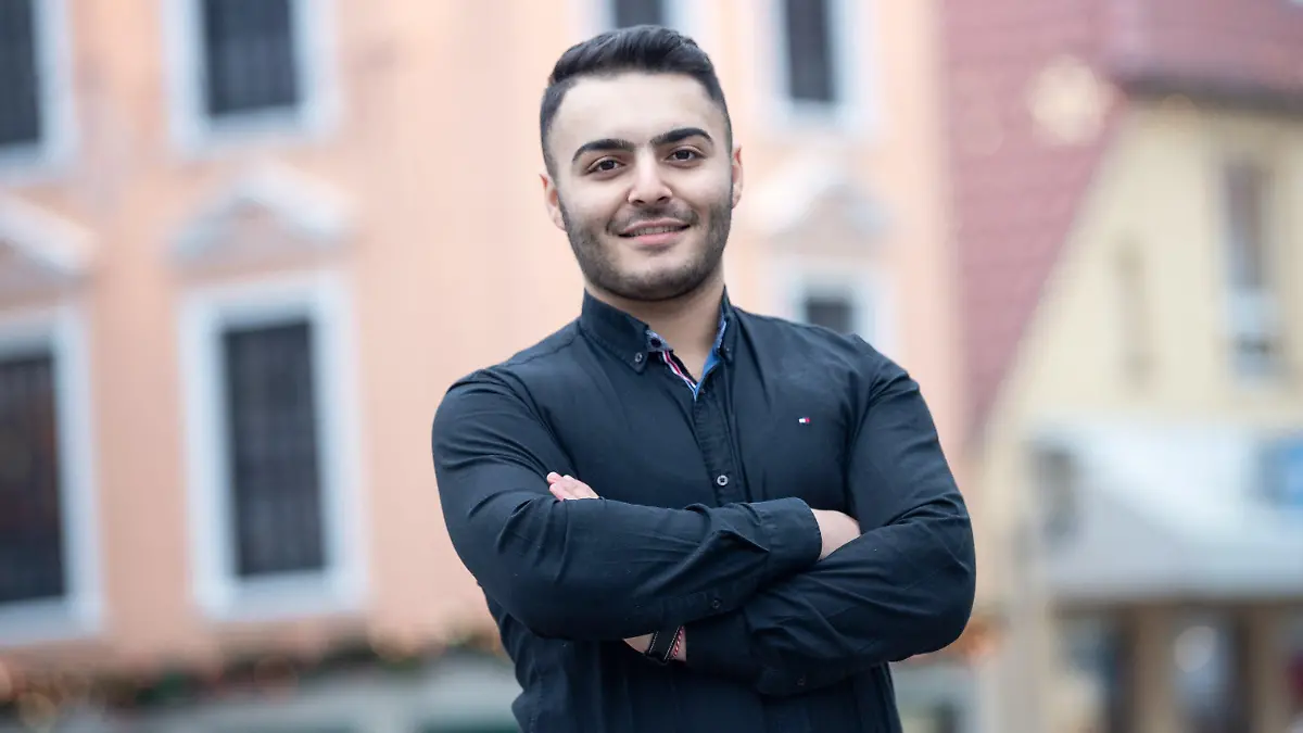 PRODUKTION - 24.11.2021, Niedersachsen, Achim: Diler Salim steht in der Innenstadt von Achim. Salim zählt zu einem der insgesamt 100 weltweiten Gewinnern vom RISE Stipendium. Zehntausende Jugendliche hatten sich beworben. Das Stipendium fördert die Stipendiaten ein Leben lang und unterstützt insbesondere gesellschaftliches Engagement. Foto: Sina Schuldt/dpa +++ dpa-Bildfunk +++