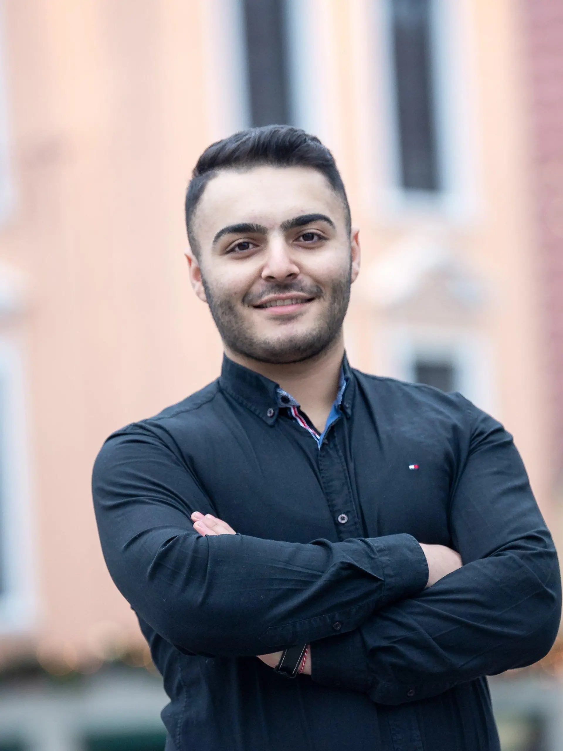 PRODUKTION - 24.11.2021, Niedersachsen, Achim: Diler Salim steht in der Innenstadt von Achim. Salim zählt zu einem der insgesamt 100 weltweiten Gewinnern vom RISE Stipendium. Zehntausende Jugendliche hatten sich beworben. Das Stipendium fördert die Stipendiaten ein Leben lang und unterstützt insbesondere gesellschaftliches Engagement. Foto: Sina Schuldt/dpa +++ dpa-Bildfunk +++