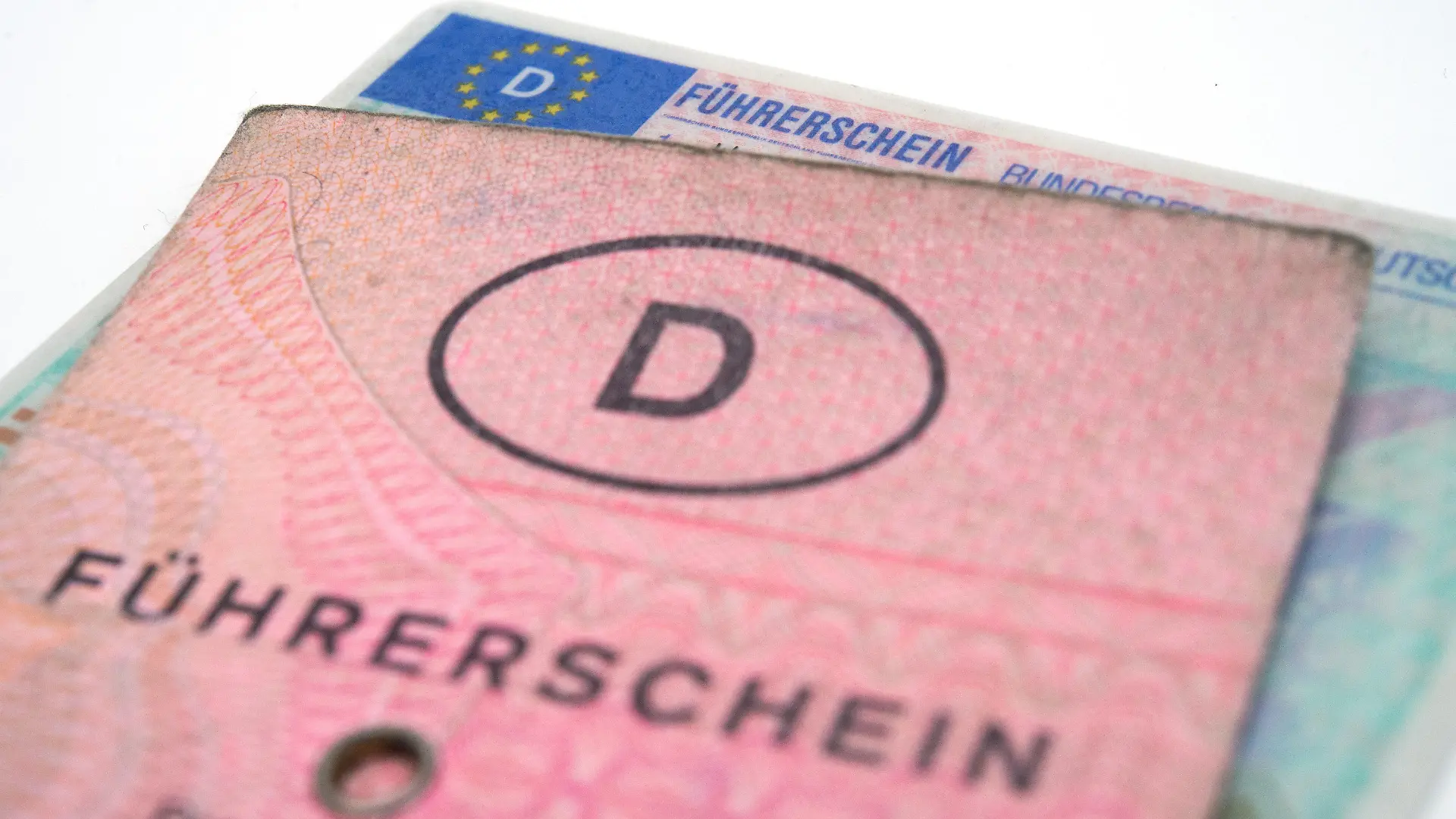ARCHIV - 30.01.2017, Berlin: Das Foto zeigt einen alten Führerschein und einen neuen im Scheck-Format. Viele Städte in Nordrhein-Westfalen rechnen in den nächsten Wochen mit einem Ansturm von Bürgern, die ihren alten Führerschein umtauschen lassen möchten. (zu dpa: «Viele Führerscheine noch nicht umgetauscht - Städte erwarten Ansturm») Foto: Andrea Warnecke/dpa-tmn/dpa +++ dpa-Bildfunk +++