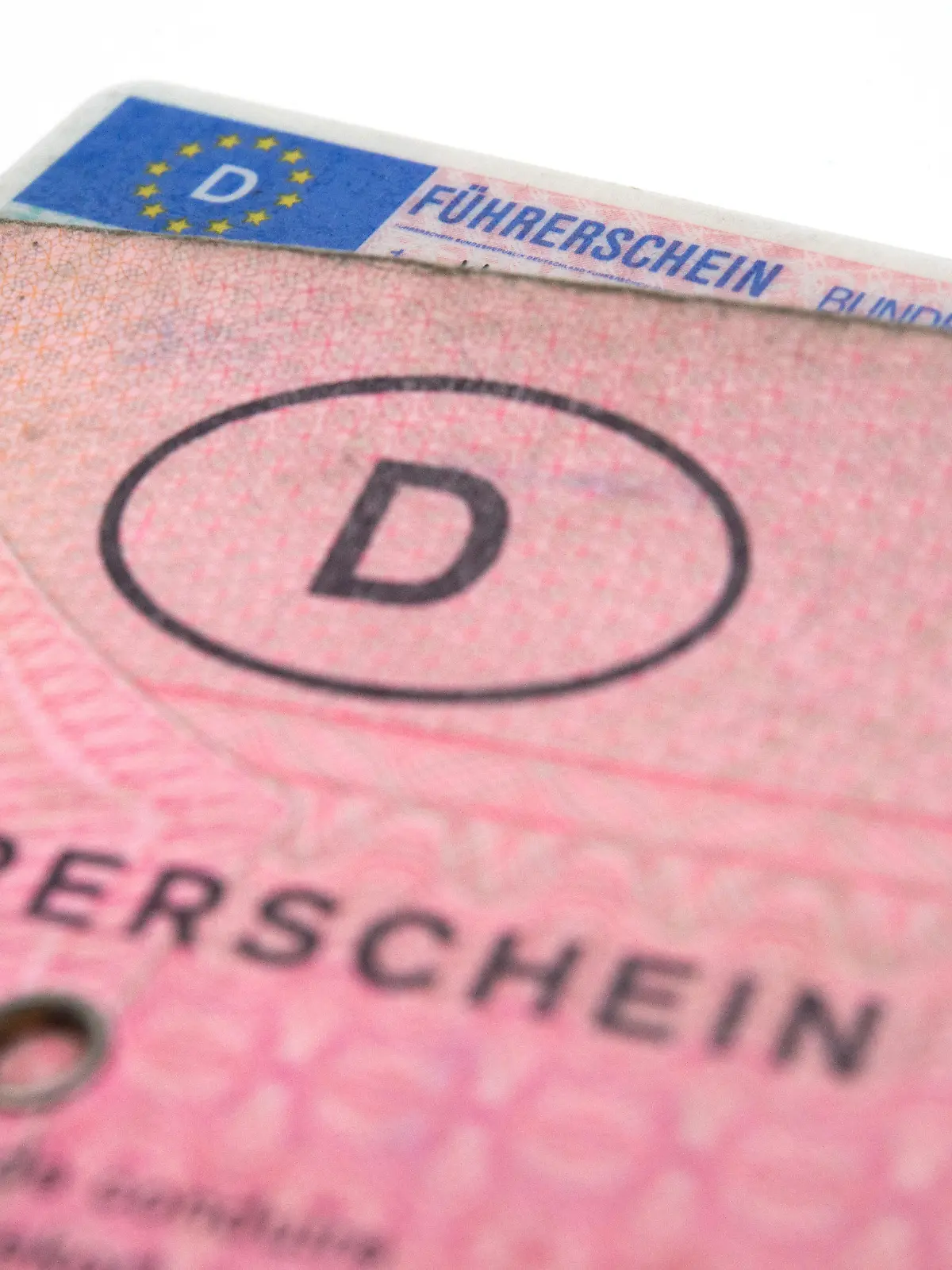 ARCHIV - 30.01.2017, Berlin: Das Foto zeigt einen alten Führerschein und einen neuen im Scheck-Format. Viele Städte in Nordrhein-Westfalen rechnen in den nächsten Wochen mit einem Ansturm von Bürgern, die ihren alten Führerschein umtauschen lassen möchten. (zu dpa: «Viele Führerscheine noch nicht umgetauscht - Städte erwarten Ansturm») Foto: Andrea Warnecke/dpa-tmn/dpa +++ dpa-Bildfunk +++